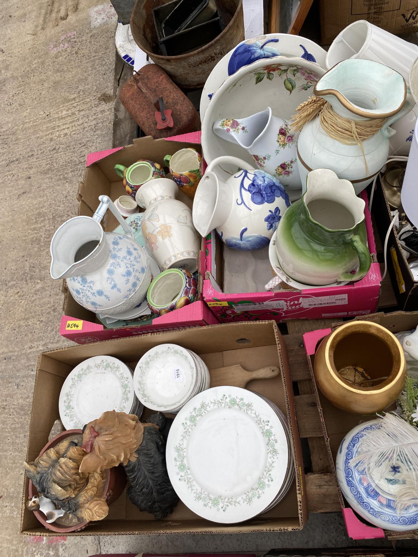 AN ASSORTMENT OF HOUSEHOLD CLEARANCE ITEMS TO INCLUDE LAMPS AND CERAMICS ETC - Image 2 of 5
