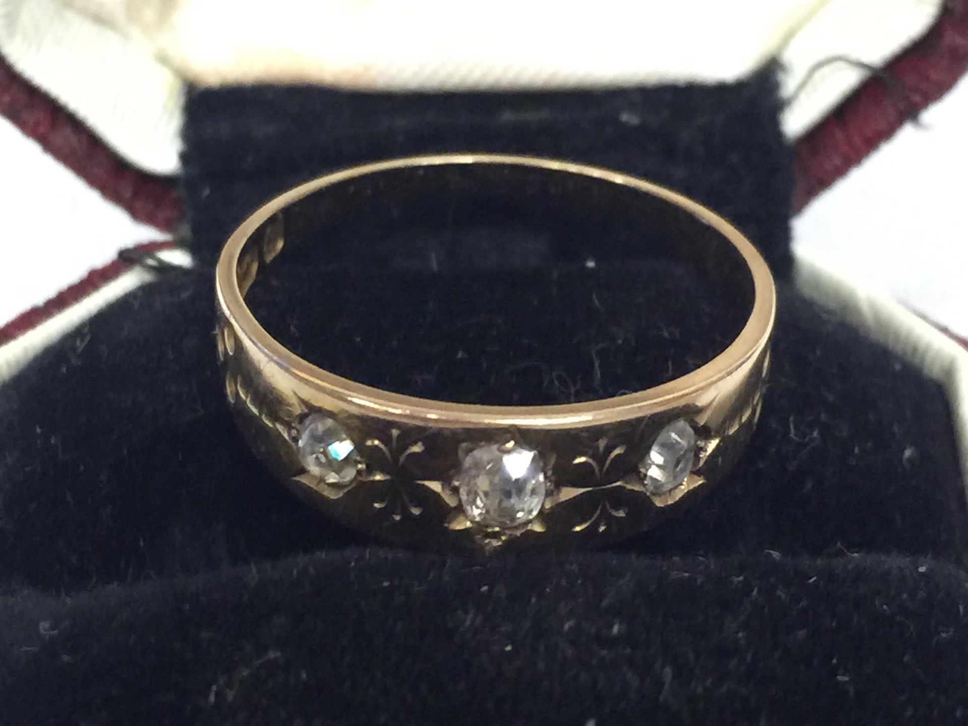 A 15CT THREE STONE DIAMOND RING - SIZE O - Image 2 of 2