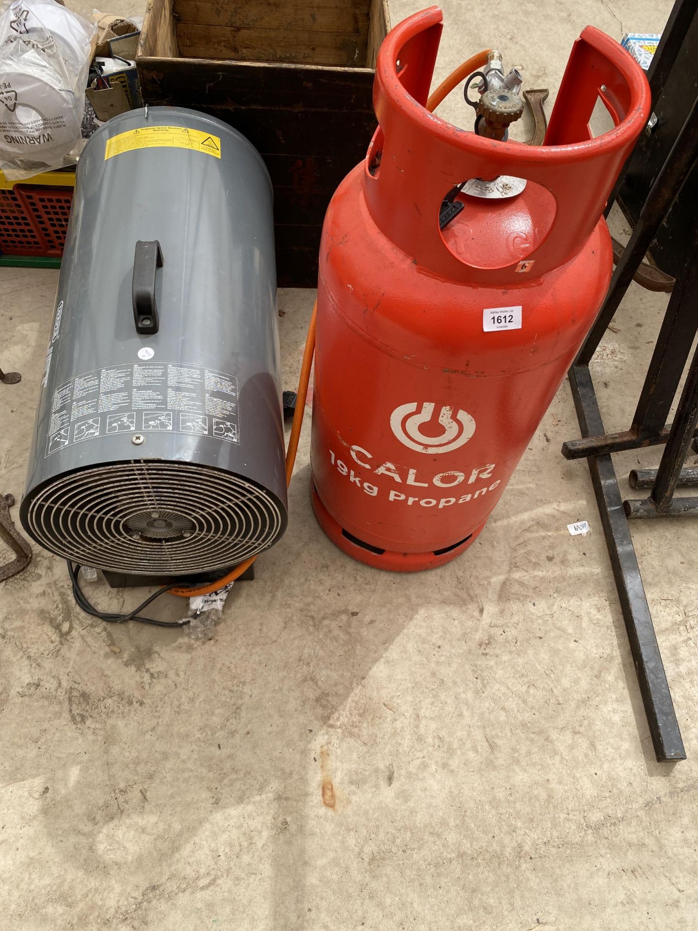 A DRAPER JET FORCE SPACE HEATER WITH GAS BOTTLE