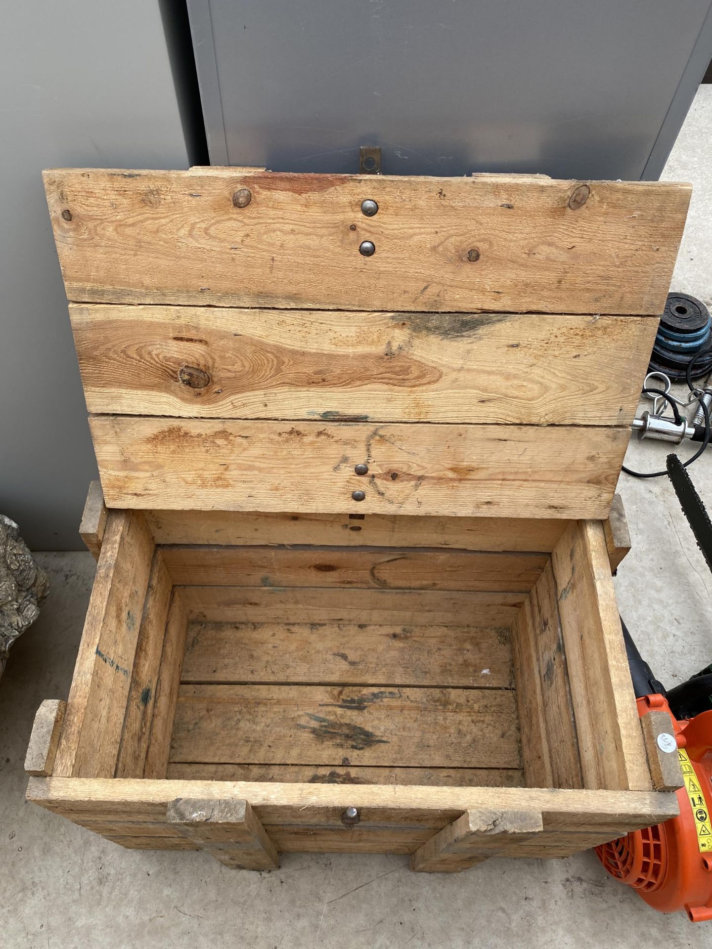 A WOODEN STOARGE CRATE WITH BOLT DOWN REMOVEABLE LID - Bild 3 aus 7