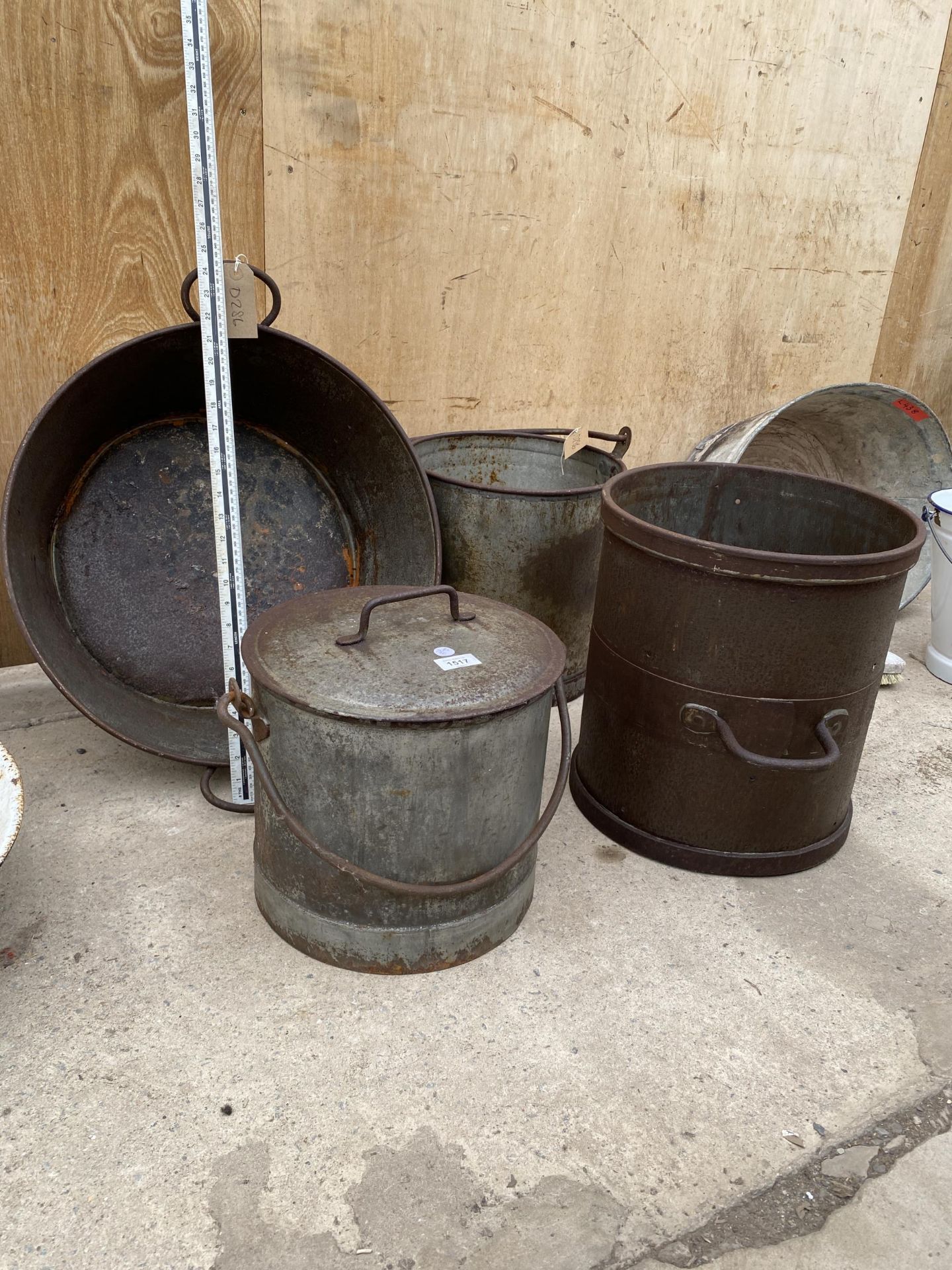 AN ASSORTMENT OF VINTAGE TIN AND GALVANISED ITEMS TO INCLUDE A SMALL BATH AND A CHEESE VAT ETC - Bild 2 aus 4