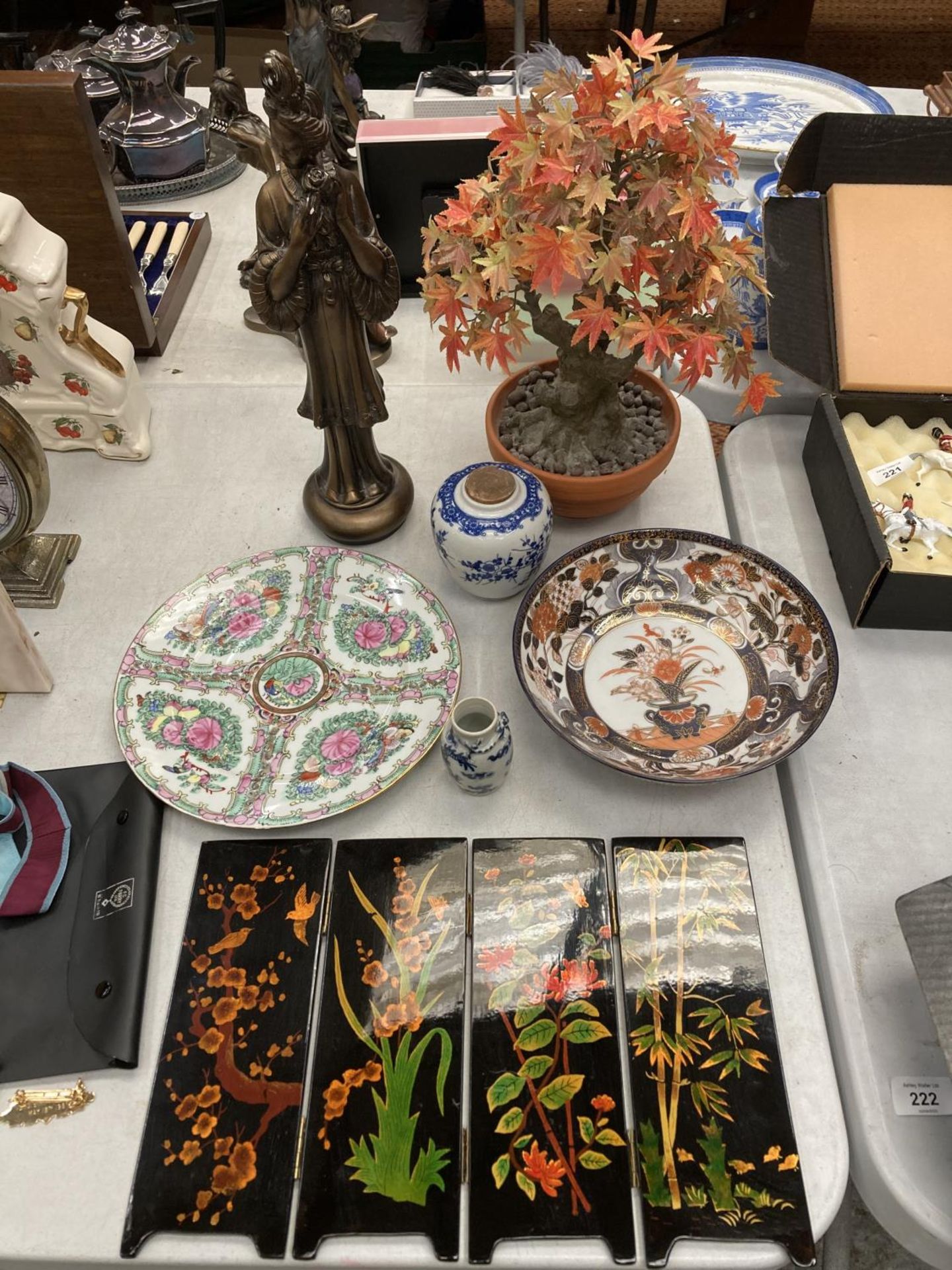 AN ORIENTAL STYLE LOT TO INCLUDE A FIGURINE, A SMALL SCREEN, BOWL, PLATE, POTS AND A MODEL OF A