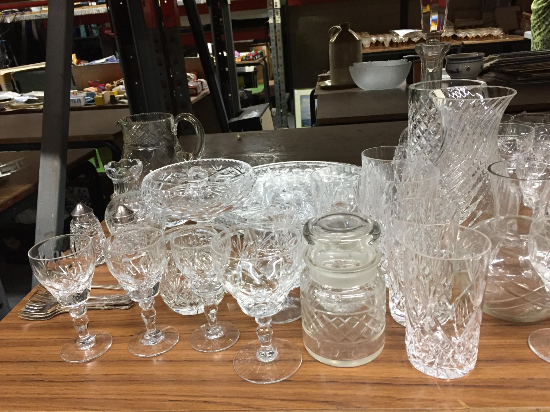 A LARGE COLLECTION OF CUT GLASS ITEMS, DRINKING GLASSES ETC - Image 3 of 4