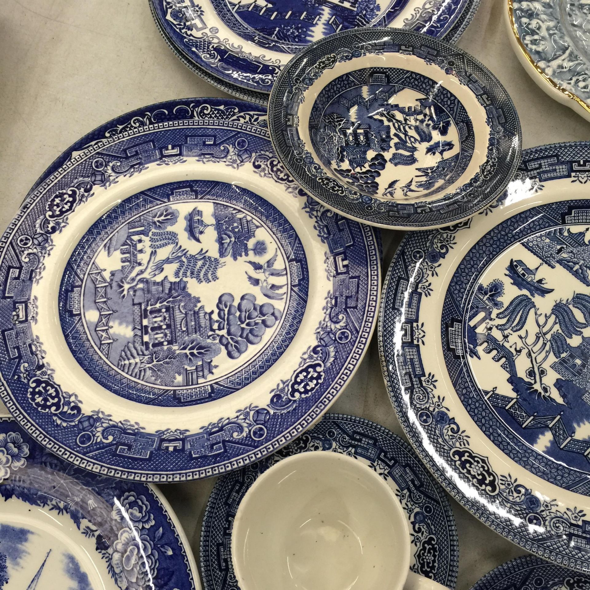 A QUANTITY OF BLUE AND WHITE 'WILLOW' PATTERN PLATES, CUPS AND SAUCERS PLUS A CAPODIMONTE MAJOLICA - Image 4 of 5