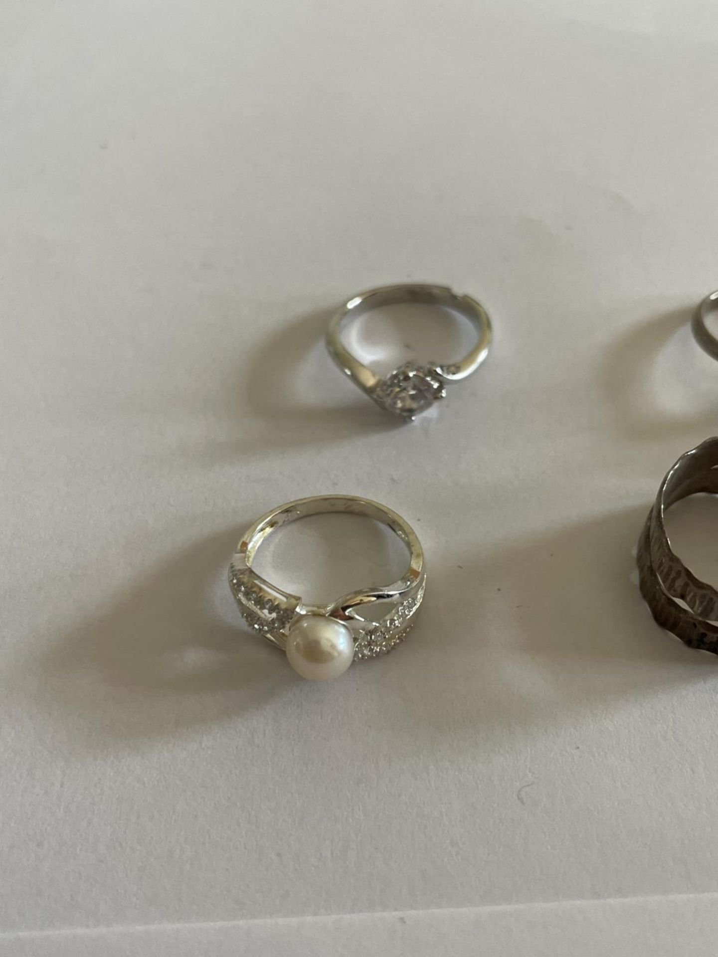 FIVE VARIOUS SILVER RINGS - Image 2 of 4