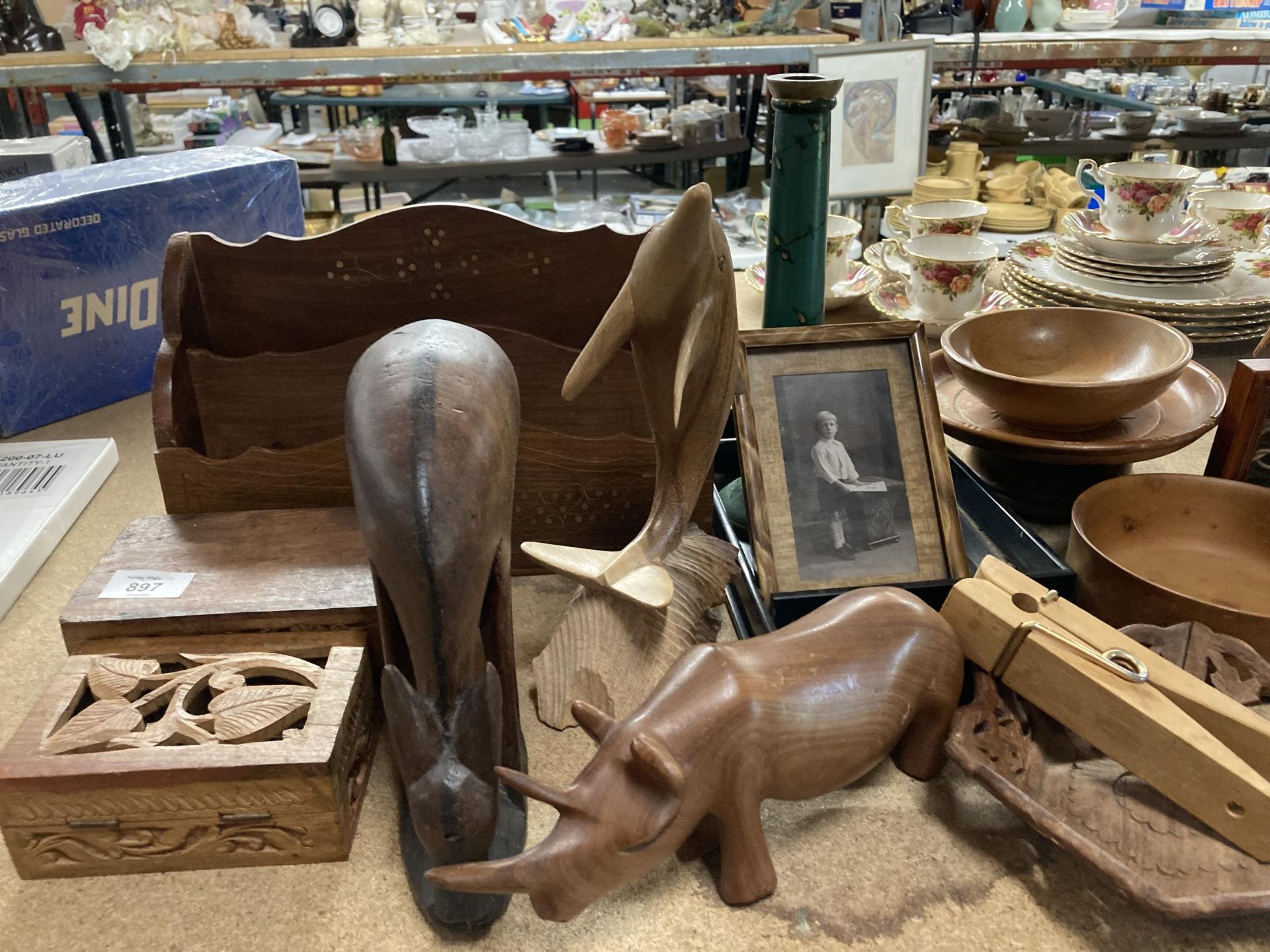 A LARGE GROUP OF VINTAGE TREEN AND WOODEN WARES, LETTER RACK, ANIMAL FIGURES ETC - Image 3 of 3