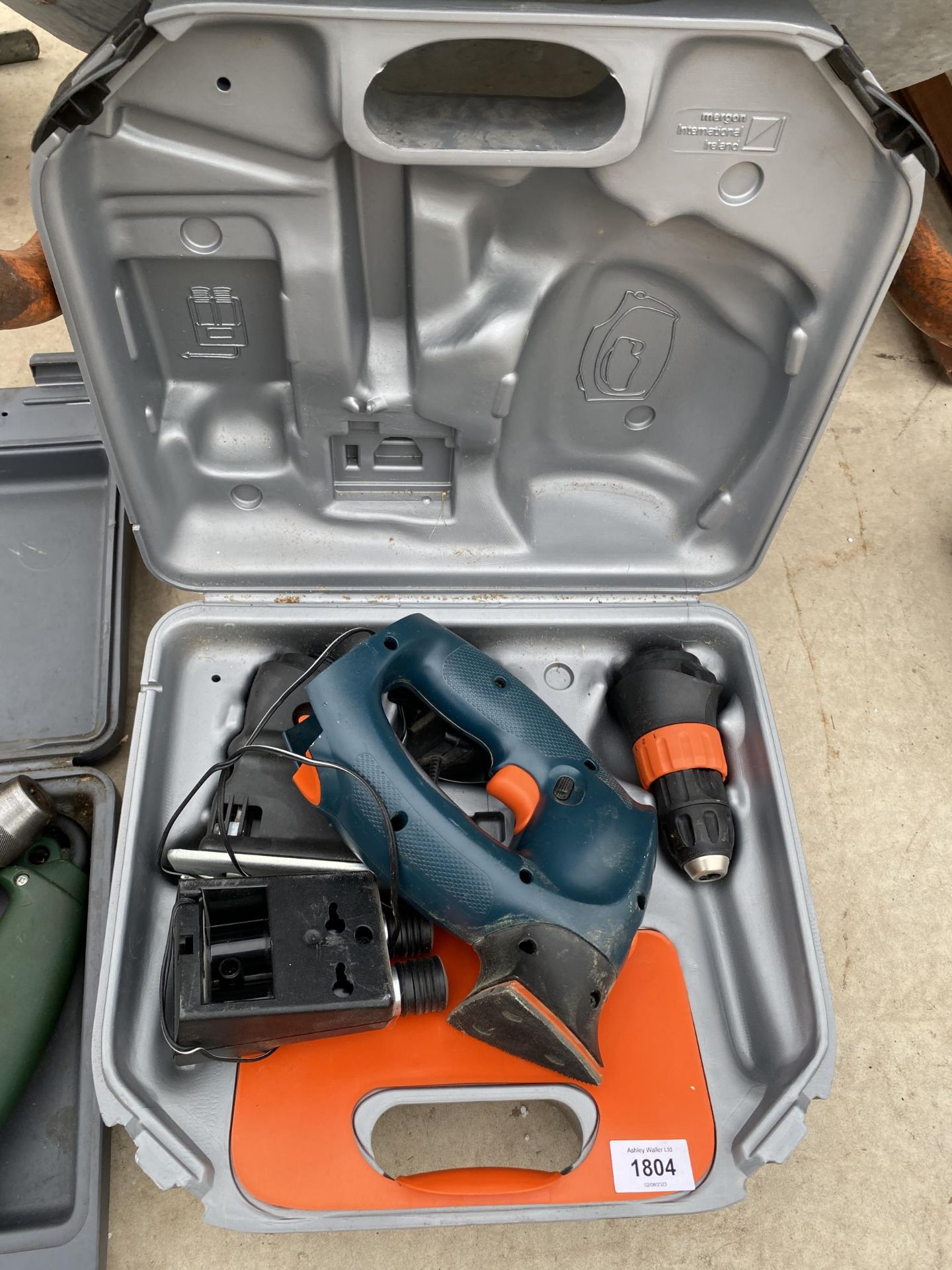 AN ASSORTMENT OF POWER TOOLS TO INCLUDE A BLACK AND DECKER MULTITOOL AND A BOSCH DRILL ETC - Image 3 of 3