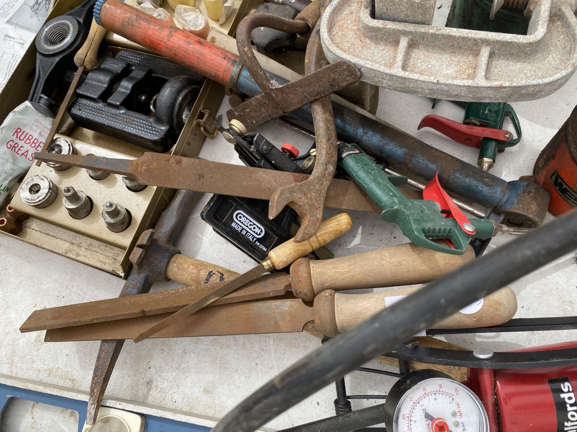 AN ASSORTMENT OF TOOLS TO INCLUDE OIL CANS, A FOOT PUMP AND FILES ETC - Image 4 of 4