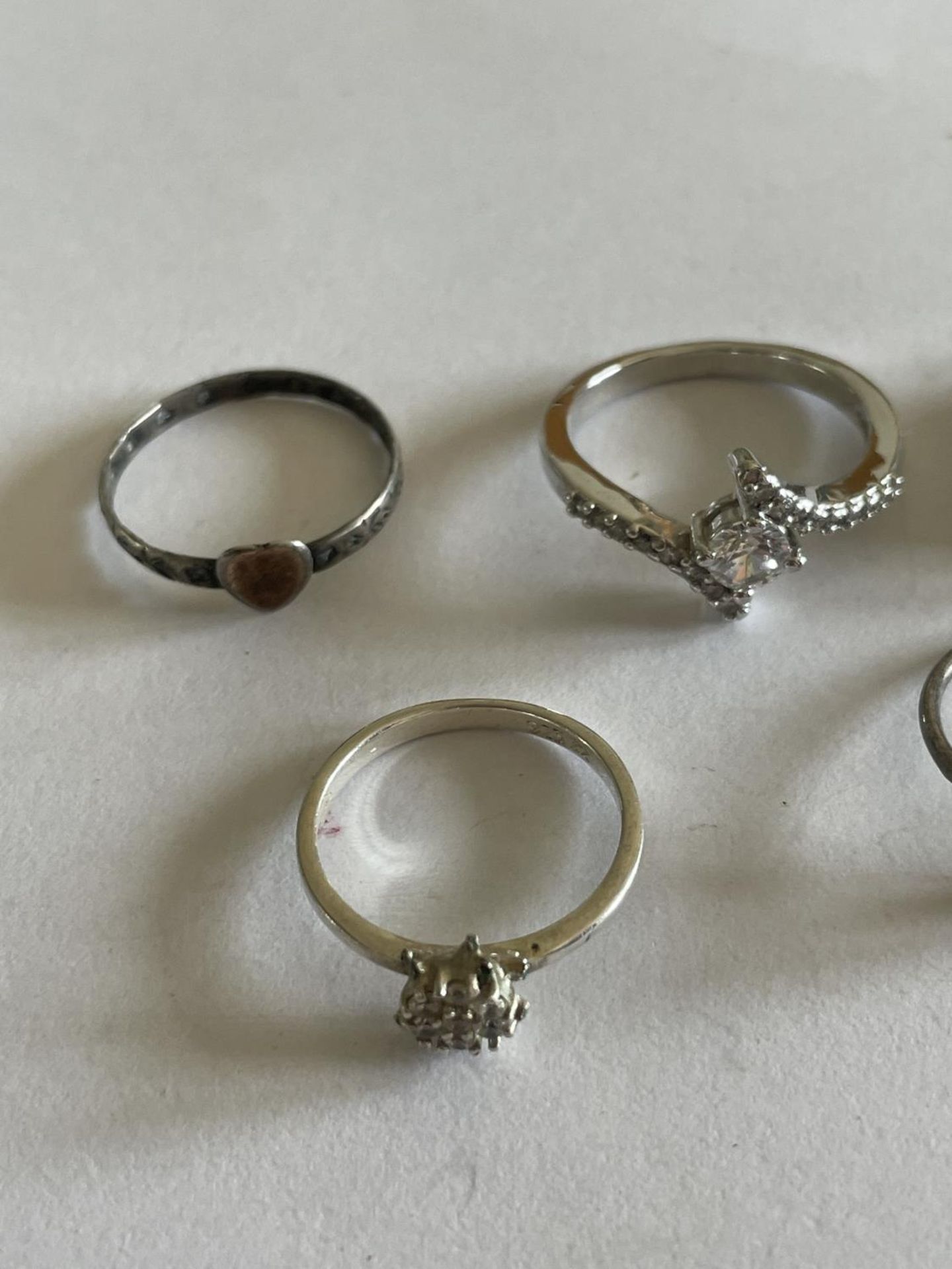 FIVE VARIOUS SILVER RINGS - Image 2 of 4