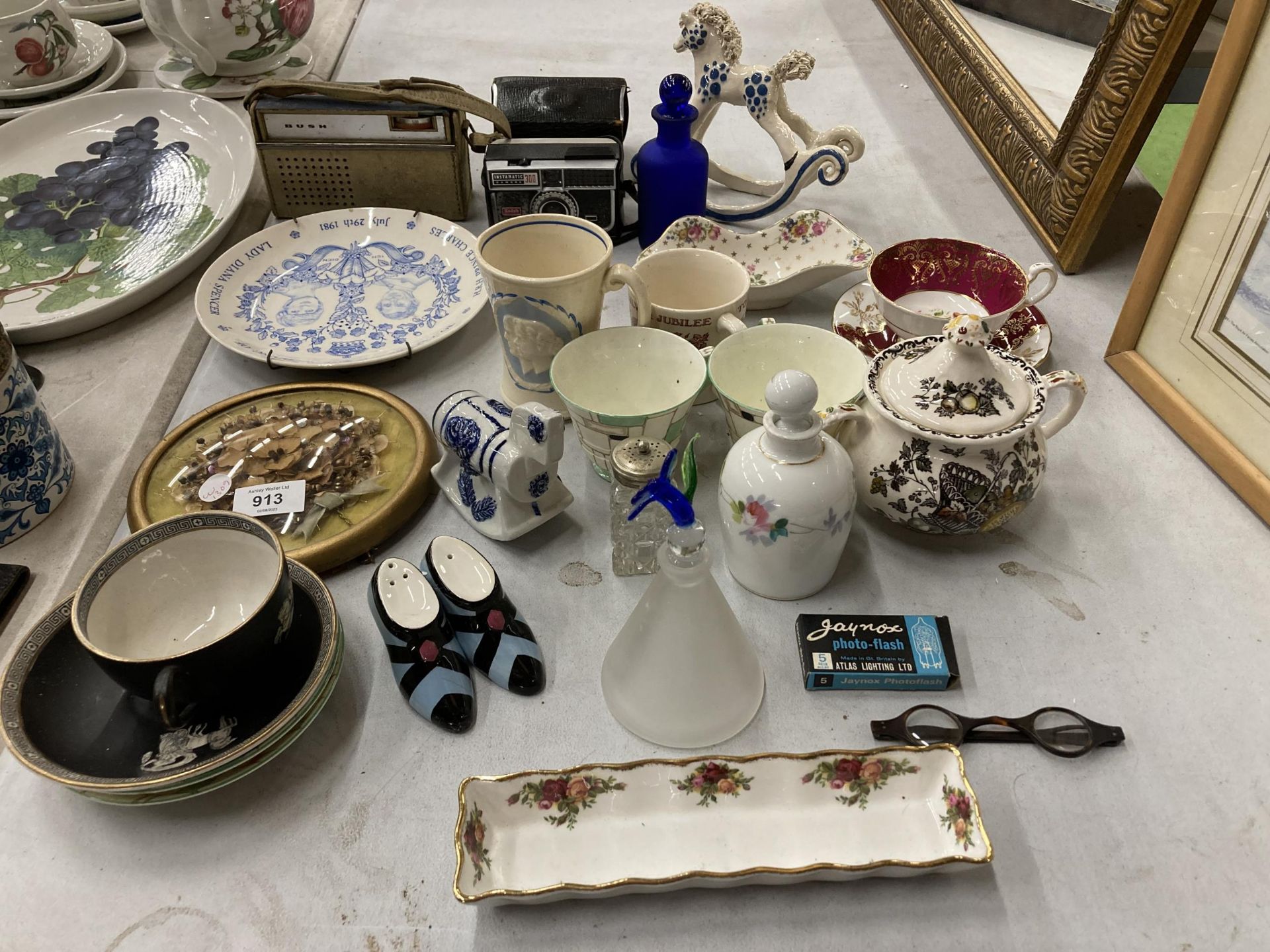 A MIXED LOT OF CERAMICS AND FURTHER ITEMS TO INCLUDE KODAK INSTAMATIC 300 CAMERA, COMMEMORATIVE
