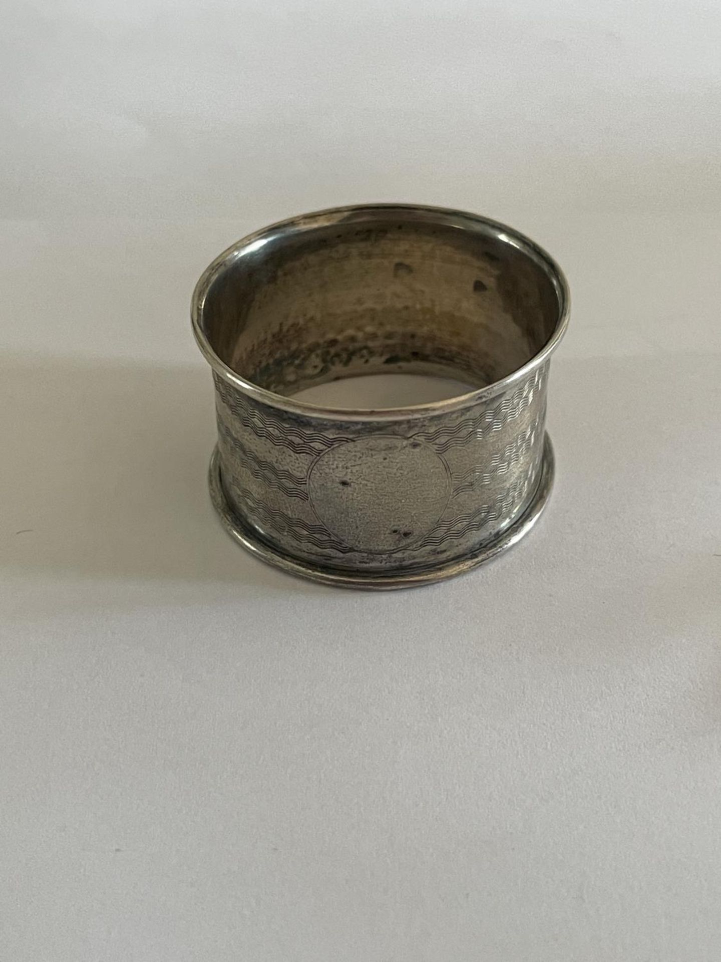 A HALLMARKED BIRMINGHAM SILVER NAPKIN RING AND A MARKED STERLING SPOON - Image 4 of 4