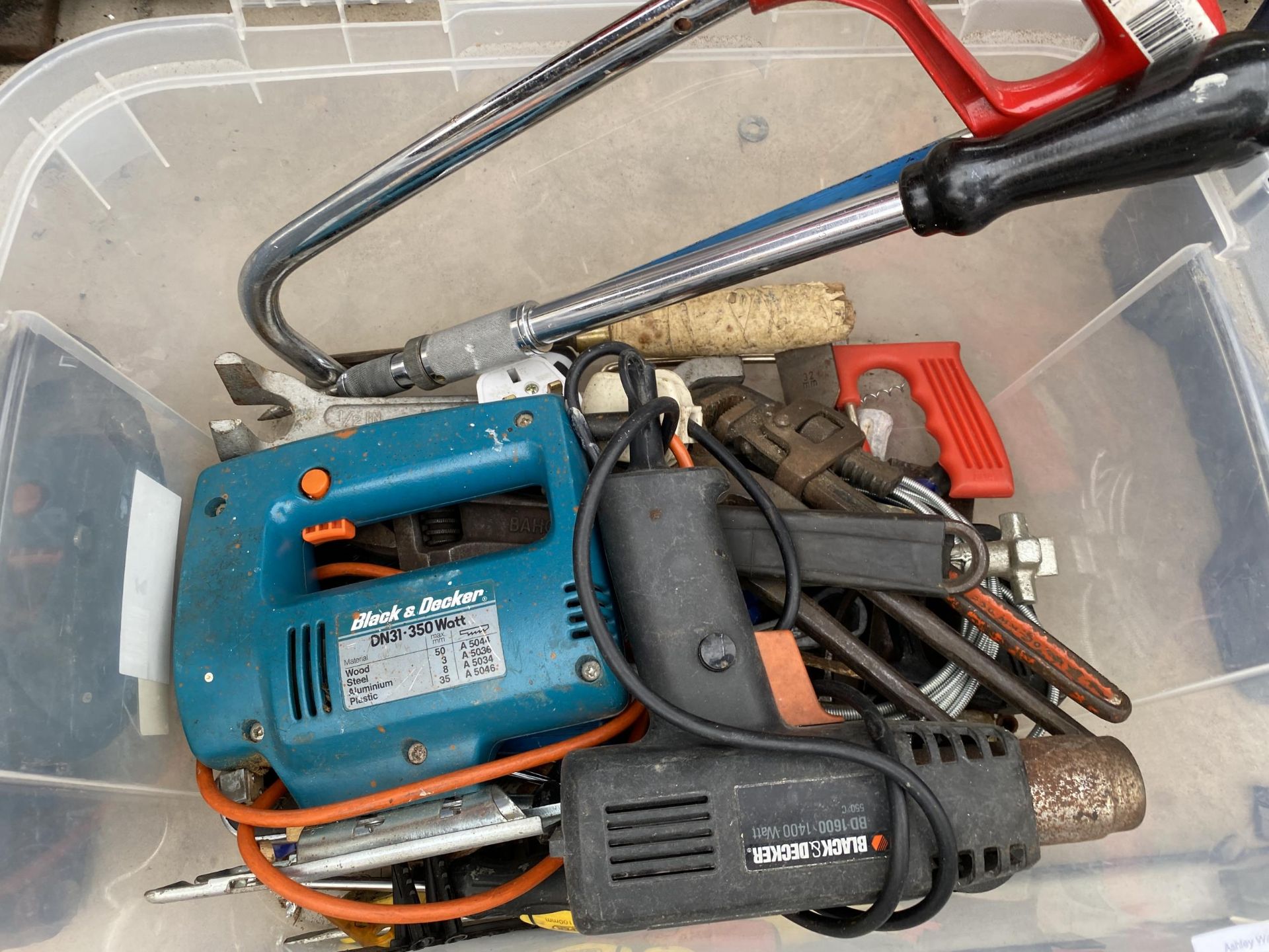 AN ASSORTMENT OF TOOLS TO INCLUDE TILE CUTTERS, A BLACK AND DECKER ELECTRIC JIGSAW AND A HACK SAW - Image 2 of 3