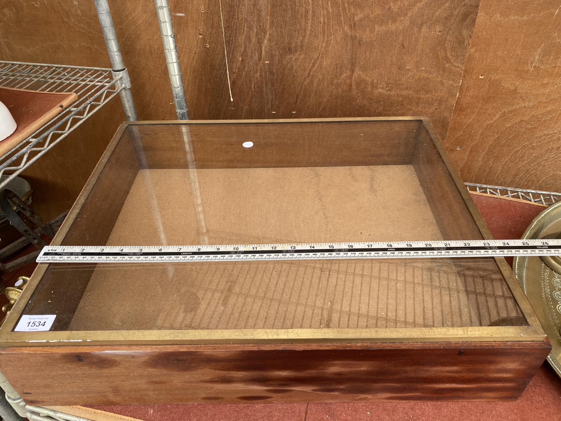 A VINTAGE TEAK GLASS TOPPED DISPLAY CABINET - Image 4 of 5