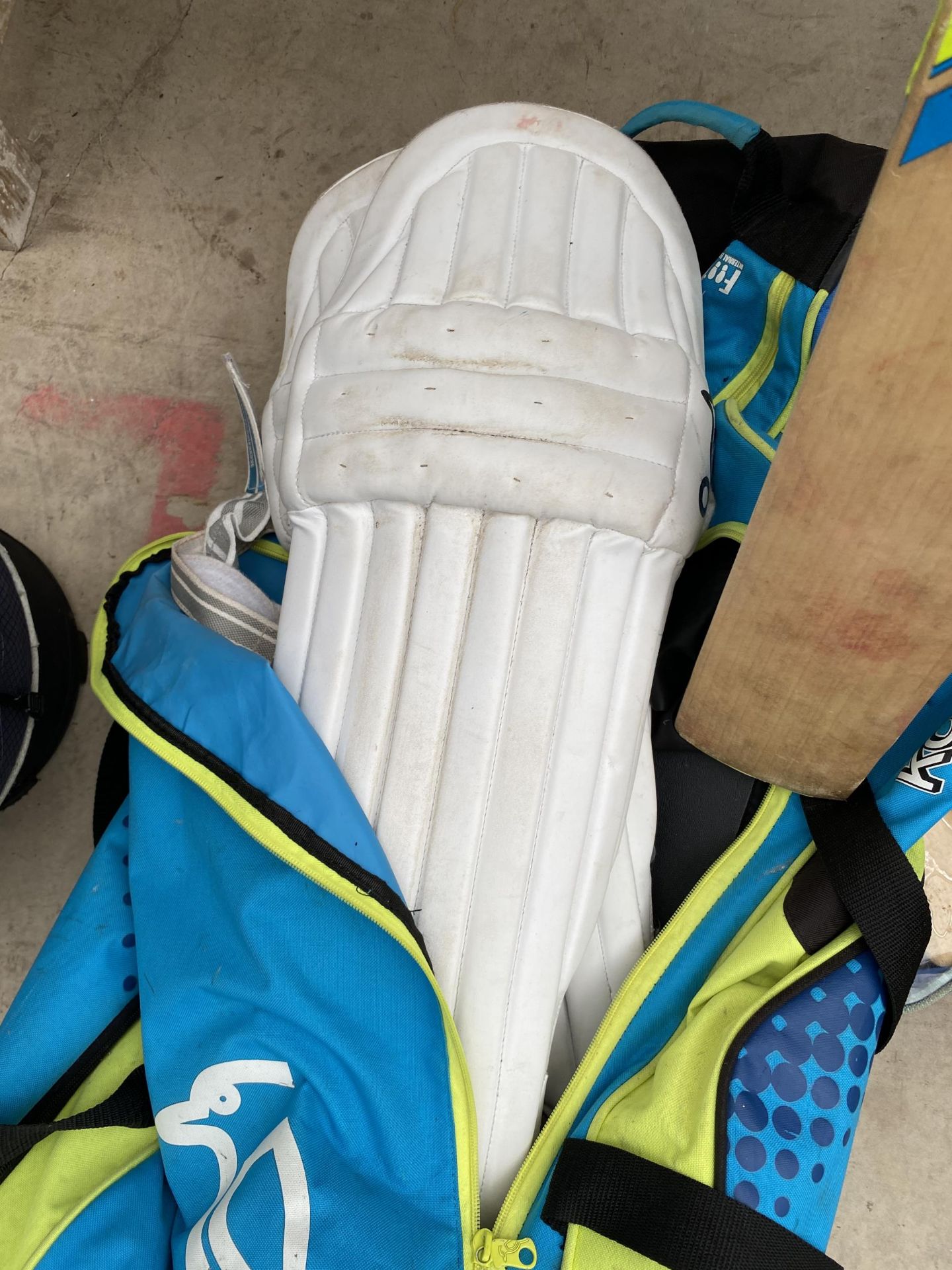 AN ASSORTMENT OF CRICKET EQUIPMENT TO INCLUDE A BAG, A BAT AND A HELMET ETC - Image 3 of 3