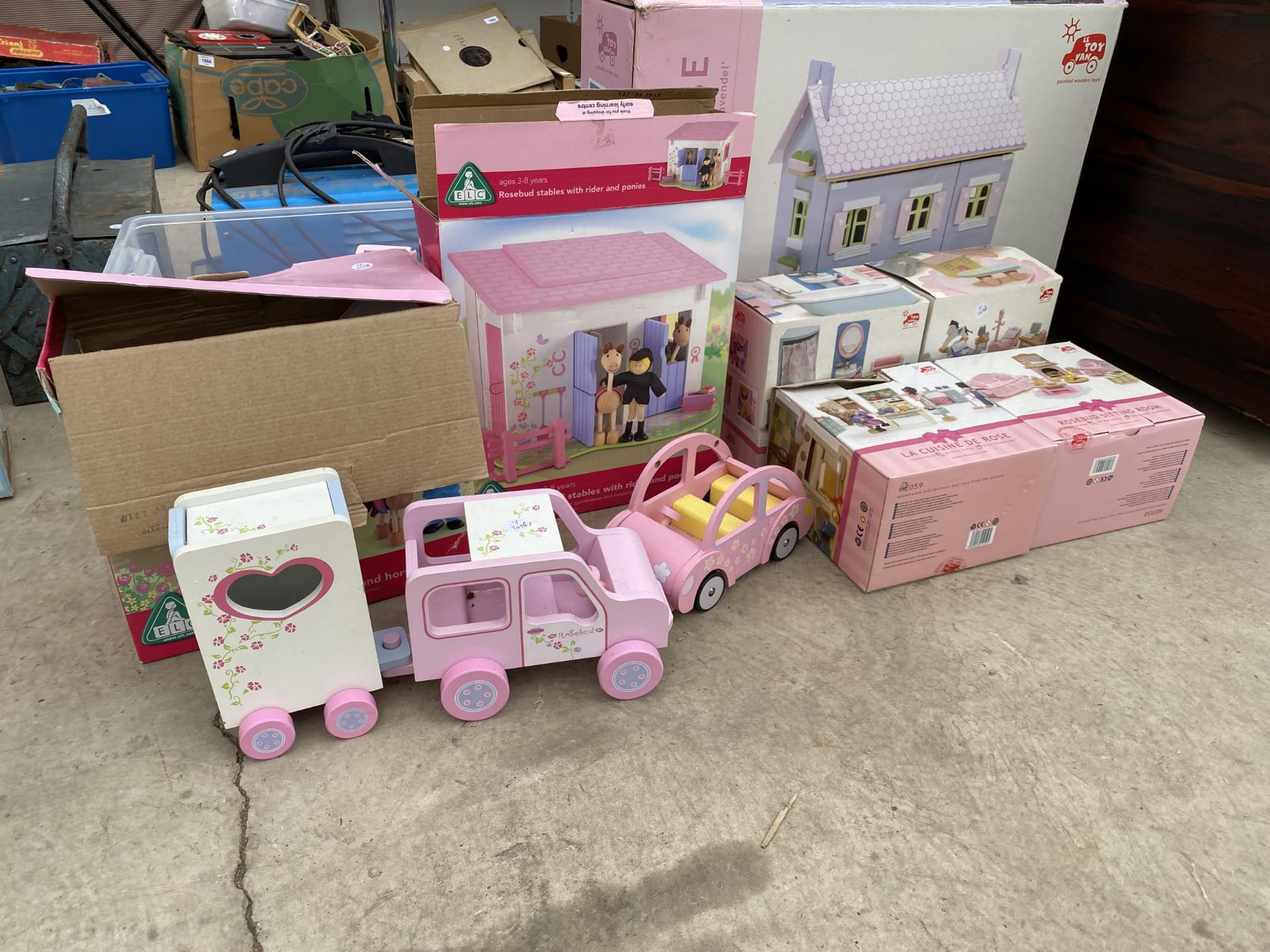 AN ASSORTMENT OF WOODEN CHILDRENS TOYS TO INCLUDE VEHICLES, A DOLLS HOUSE ETC - Image 2 of 5