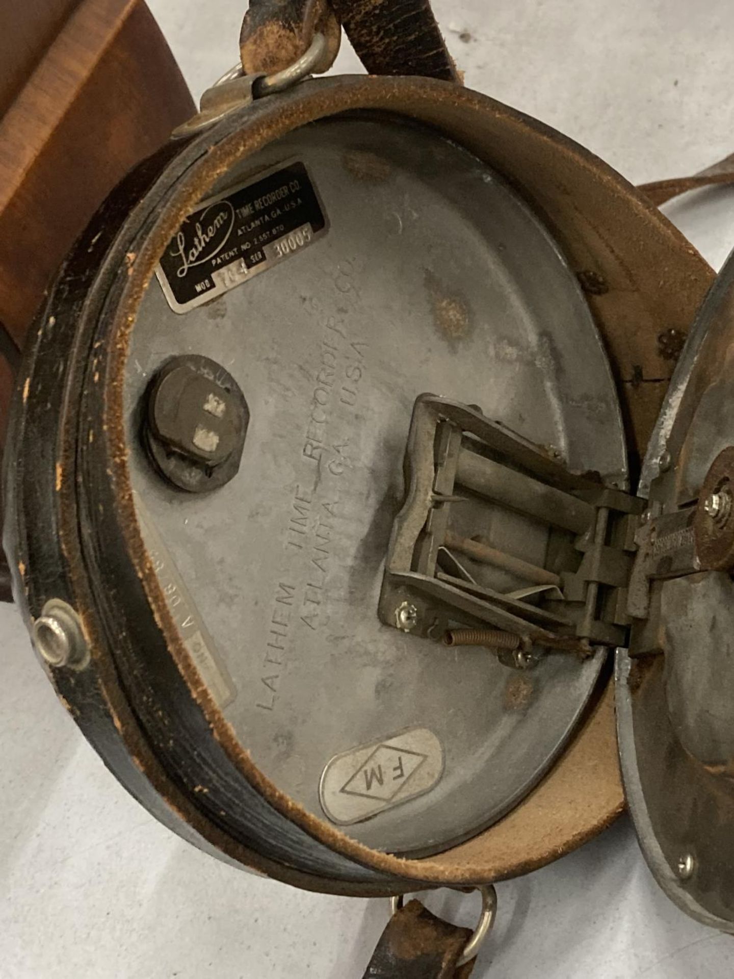 A VINTAGE TIME AND MOTION FACTORY CLOCK WITH LEATHER CASING - Image 4 of 4