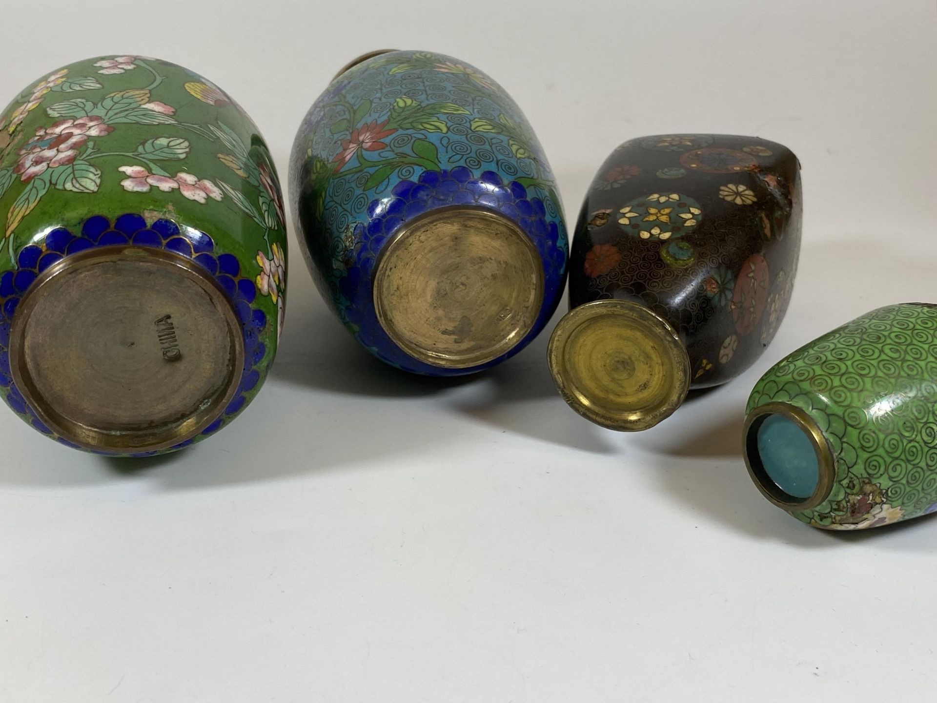 A GROUP OF FOUR ORIENTAL CLOISONNE VASES, TALLEST 17CM - Image 5 of 6