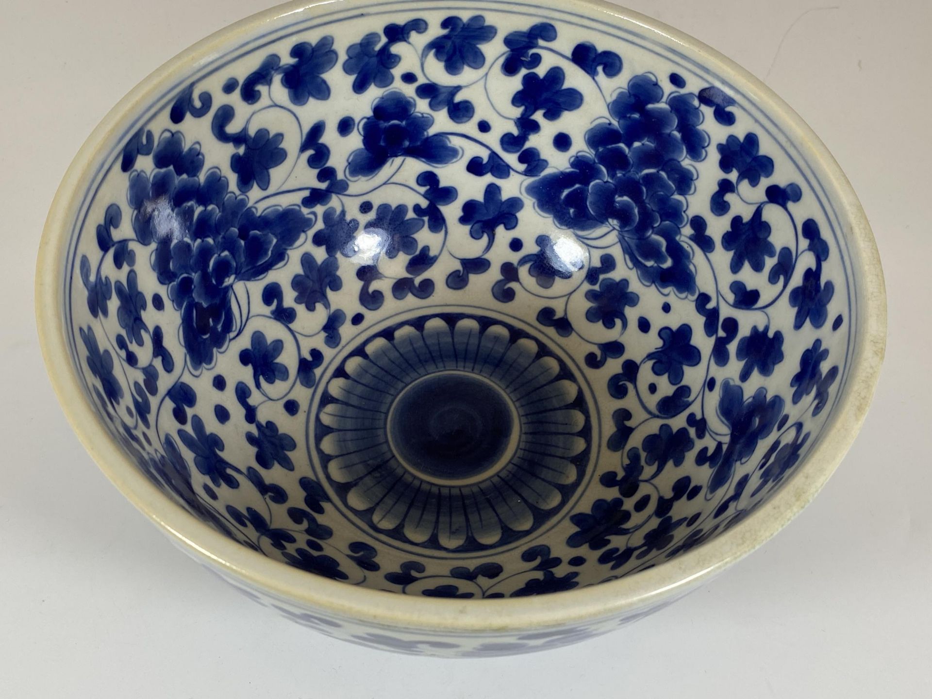 A LARGE CHINESE BLUE AND WHITE FLORAL BOWL, SIX CHARACTER MARK TO BASE, DIAMETER 24CM - Image 2 of 4