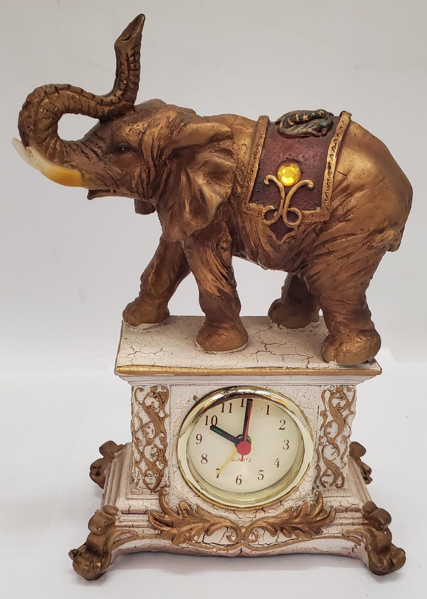 A VINTAGE ST. JAMES BRASS CARRIAGE CLOCK PLUS A MANTLE CLOCK WITH AN ELEPHANT ON TOP - Image 2 of 5