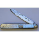 A VINTAGE HALLMARKED BIRMINGHAM SILVER BLADED FRUIT KNIFE WITH A MOTHER OF PEARL HANDLE