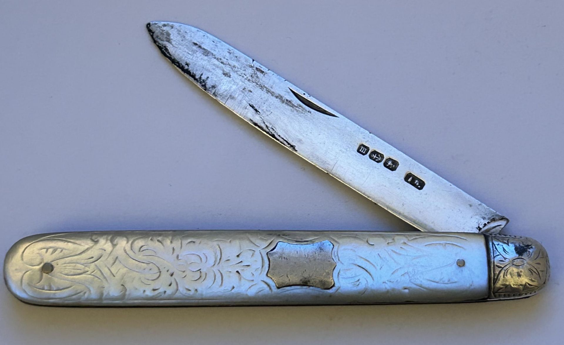 A VINTAGE HALLMARKED BIRMINGHAM SILVER BLADED FRUIT KNIFE WITH A MOTHER OF PEARL HANDLE