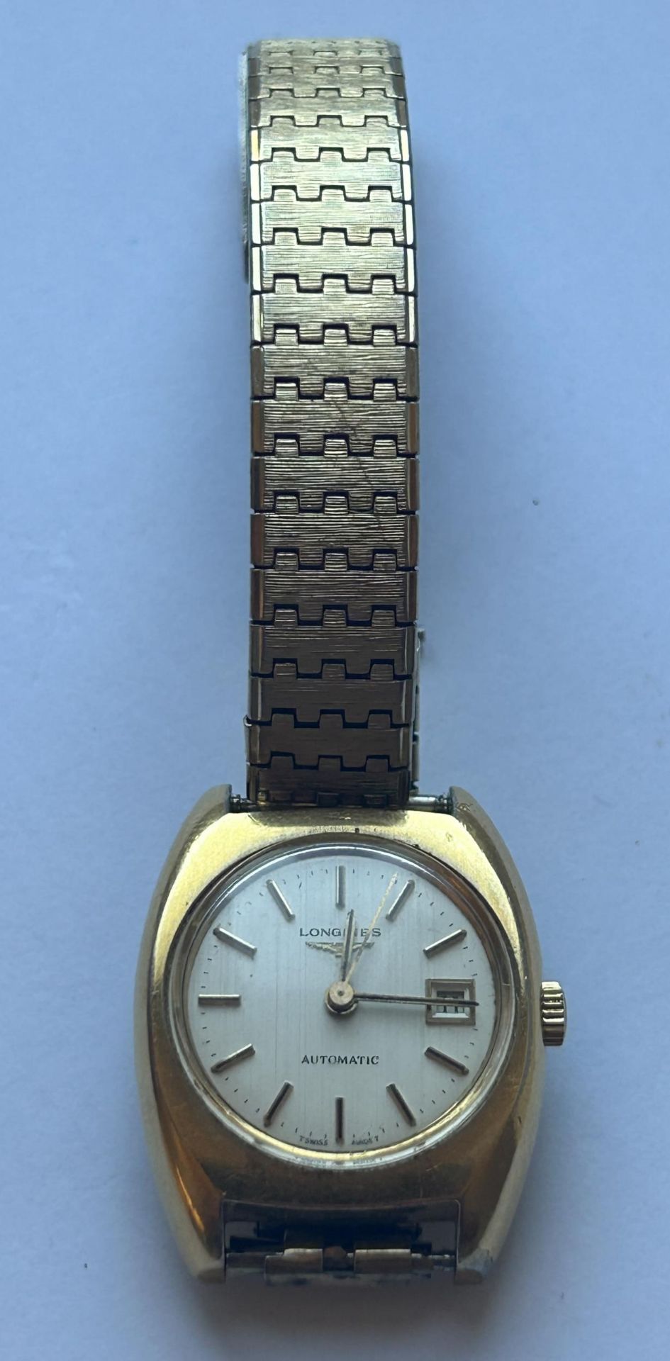 A LONGINES LADIES GOLD PLATED AUTOMATIC WRIST WATCH WITH DATE APERTURE, CASE WIDTH 25MM, STRAP A/