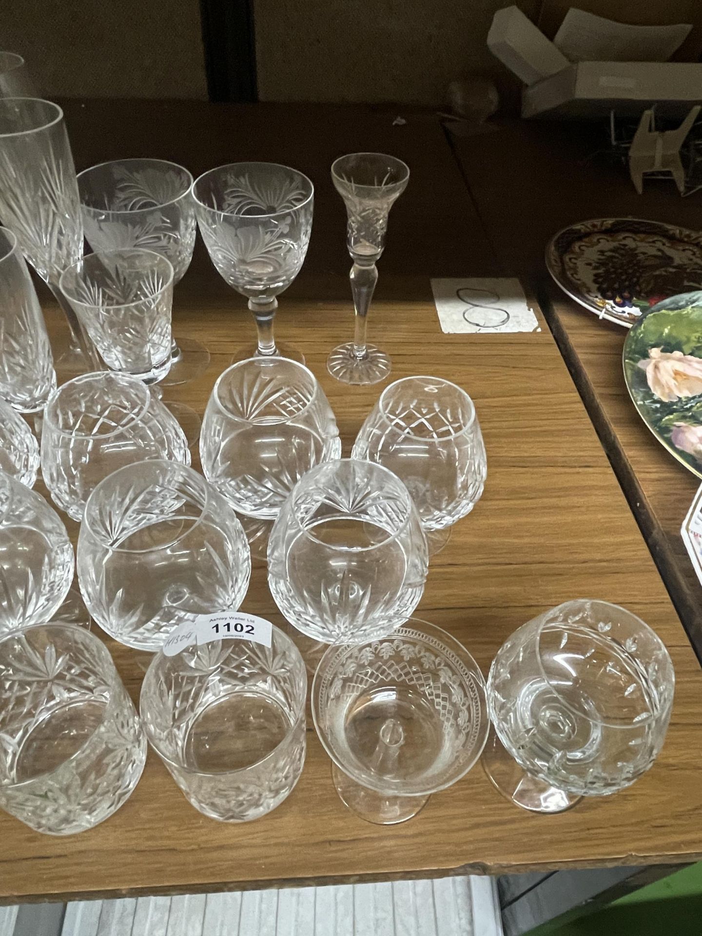 A LARGE COLLECTION OF CUT AND FURTHER GLASS DRINKING GLASSES - Image 5 of 5