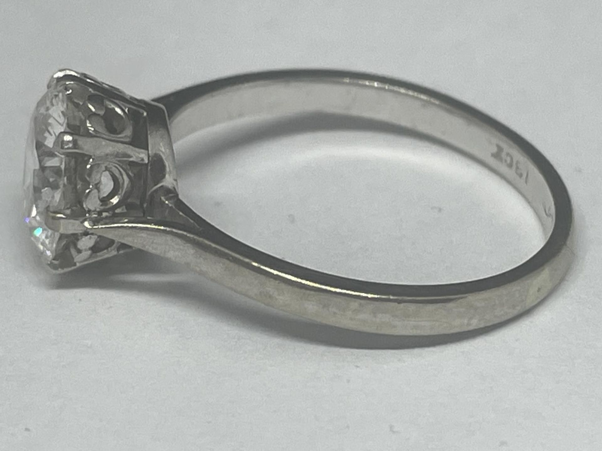 A SINGLE STONE DIAMOND SOLITAIRE RING. APPROXIMATELY 2.5 CARAT MOUNTED ON 18 CARAT WHITE GOLD. - Image 2 of 4