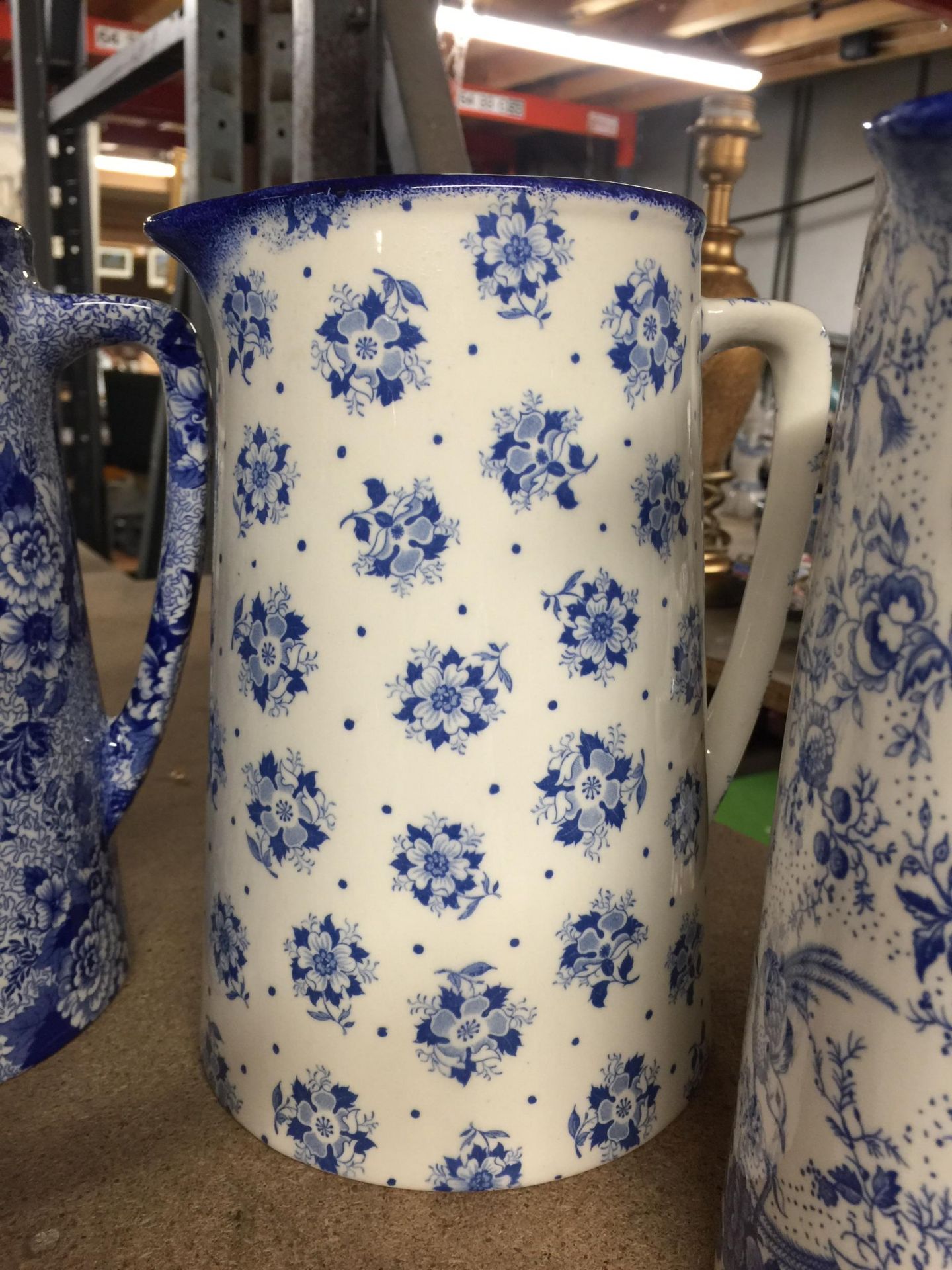 A GROUP OF FOUR VINTAGE BLUE AND WHITE JUGS, HILLCHURCH ETC - Image 2 of 5