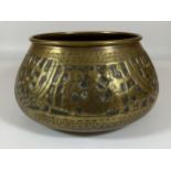 A VINTAGE MIDDLE EASTERN BRASS BOWL WITH FIGURES AND ANIMAL DESIGN, HEIGHT 10CM