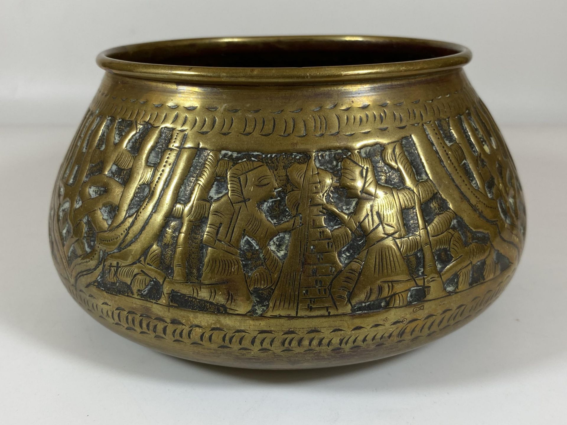 A VINTAGE MIDDLE EASTERN BRASS BOWL WITH FIGURES AND ANIMAL DESIGN, HEIGHT 10CM