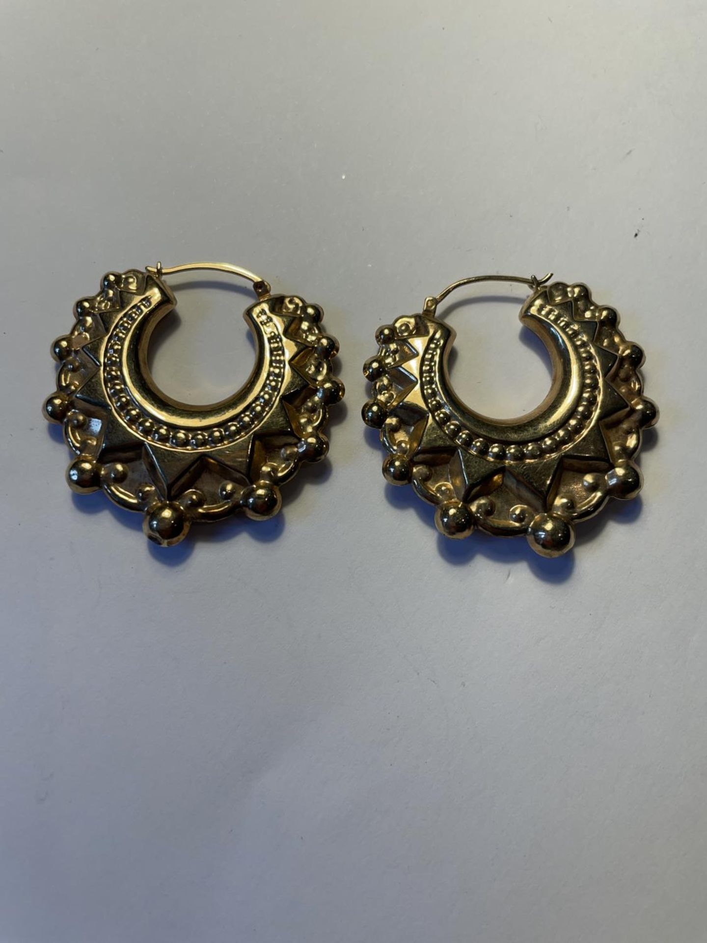 A PAIR OF 9 CARAT GOLD EARRINGS GROSS WEIGHT 6.4 GRAMS