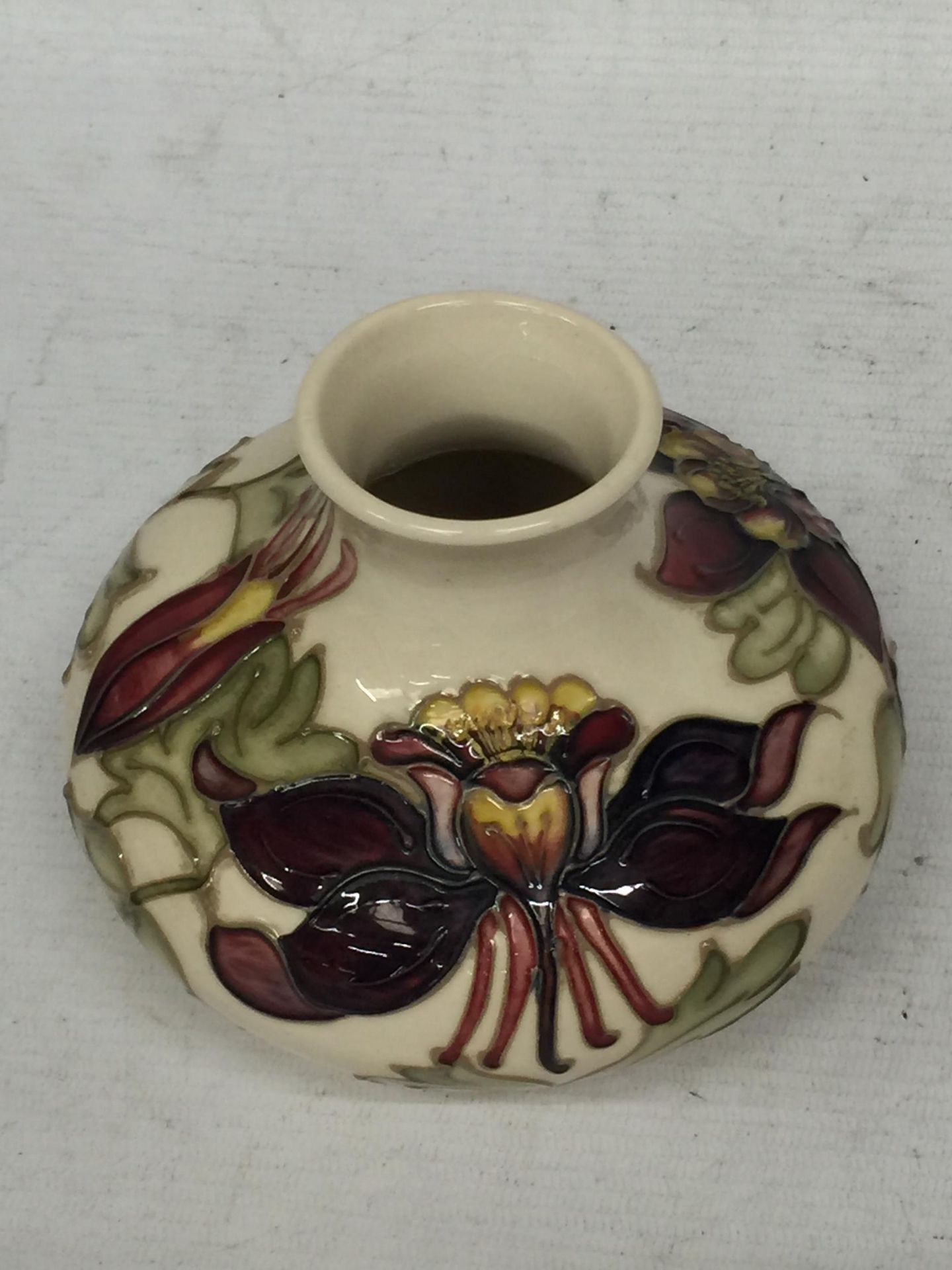 A MOORCROFT COLOMBINE VASE - Bild 3 aus 4