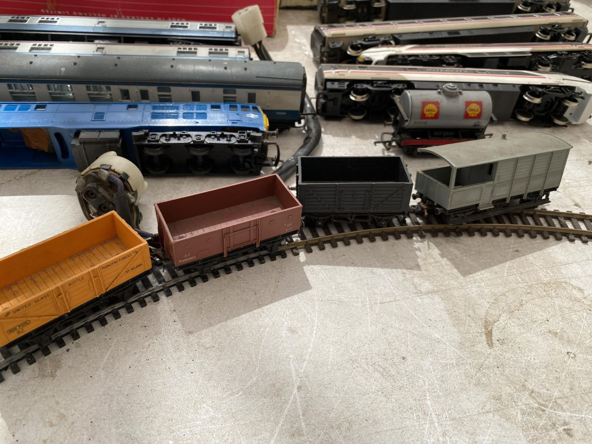 AN ASSORTMENT OF MODEL TRAIN ITEMS TO INCLUDE TRACK, TRAINS AND CARTS, TO ALSO INCLUDE SOME TRI- - Image 4 of 4