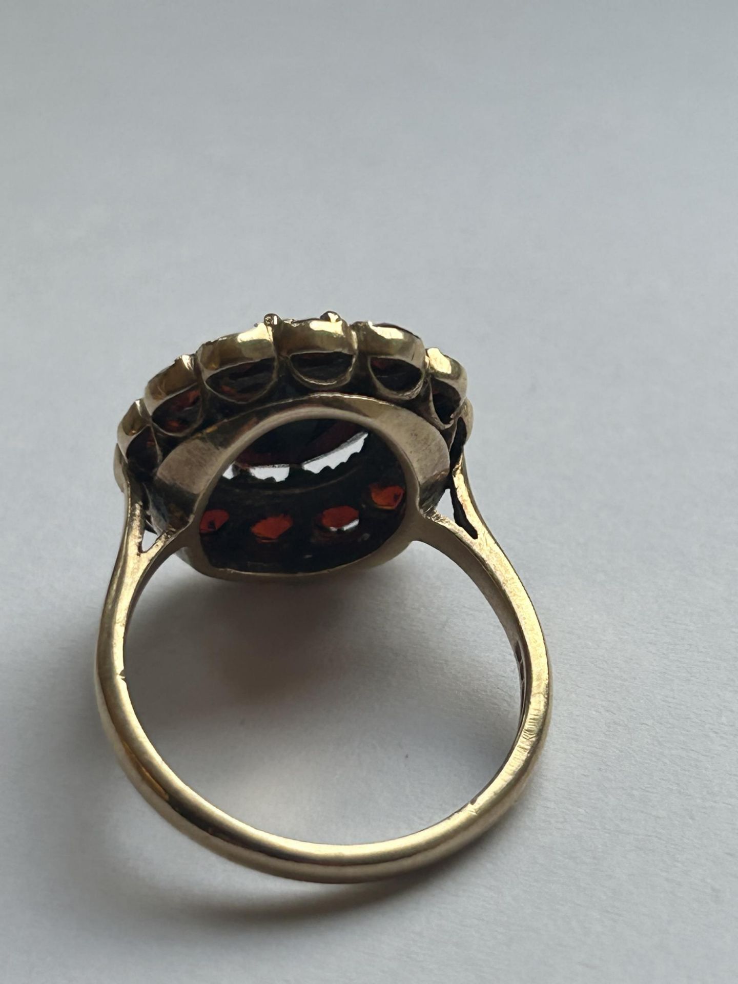 A 9CT YELLOW GOLD AND GARNET RING IN A FLOWER DESIGN SIZE P, WEIGHT 5.46 GRAMS - Image 3 of 4