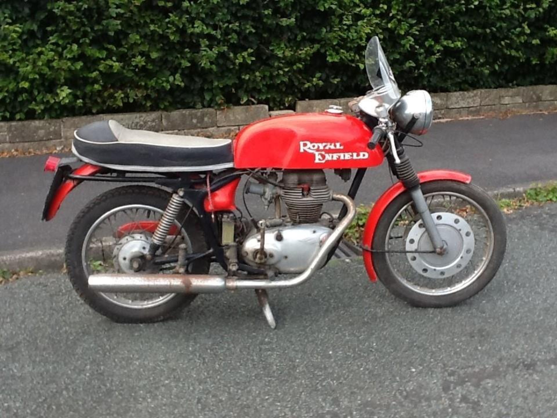 A ROYAL ENFIELD 250 OHV WITH V5C FOR SPARES OR REPAIR, THIS BIKE IS ONE OF THE LAST BATCH OF THIS - Image 2 of 5