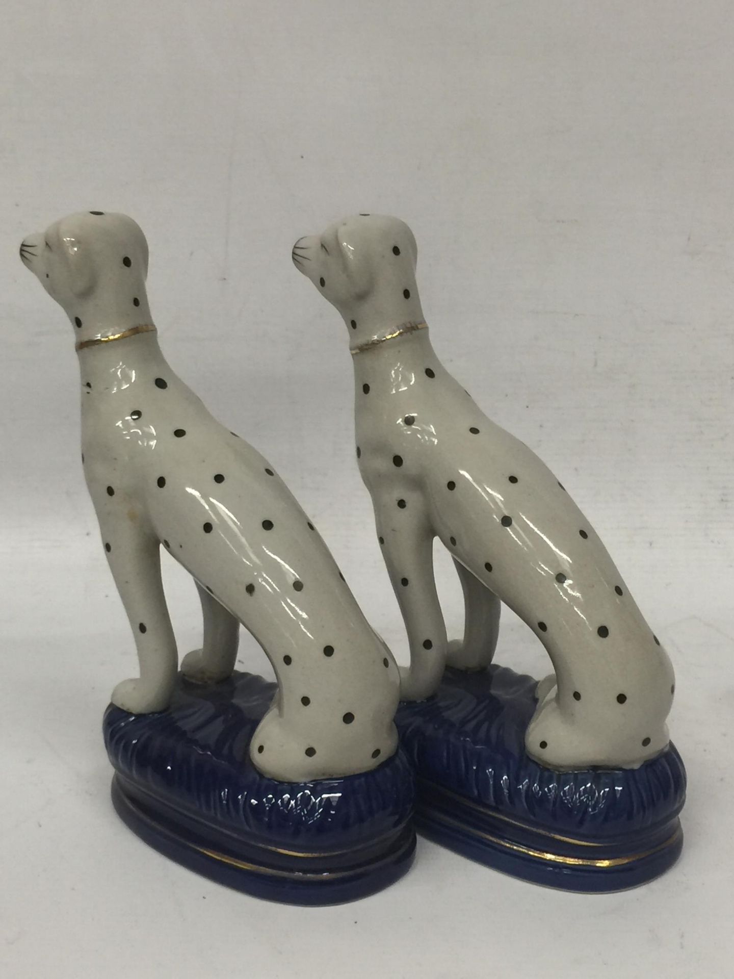 A PAIR OF STAFFORDSHIRE DALMATION ANIMAL FIGURES - Bild 3 aus 3