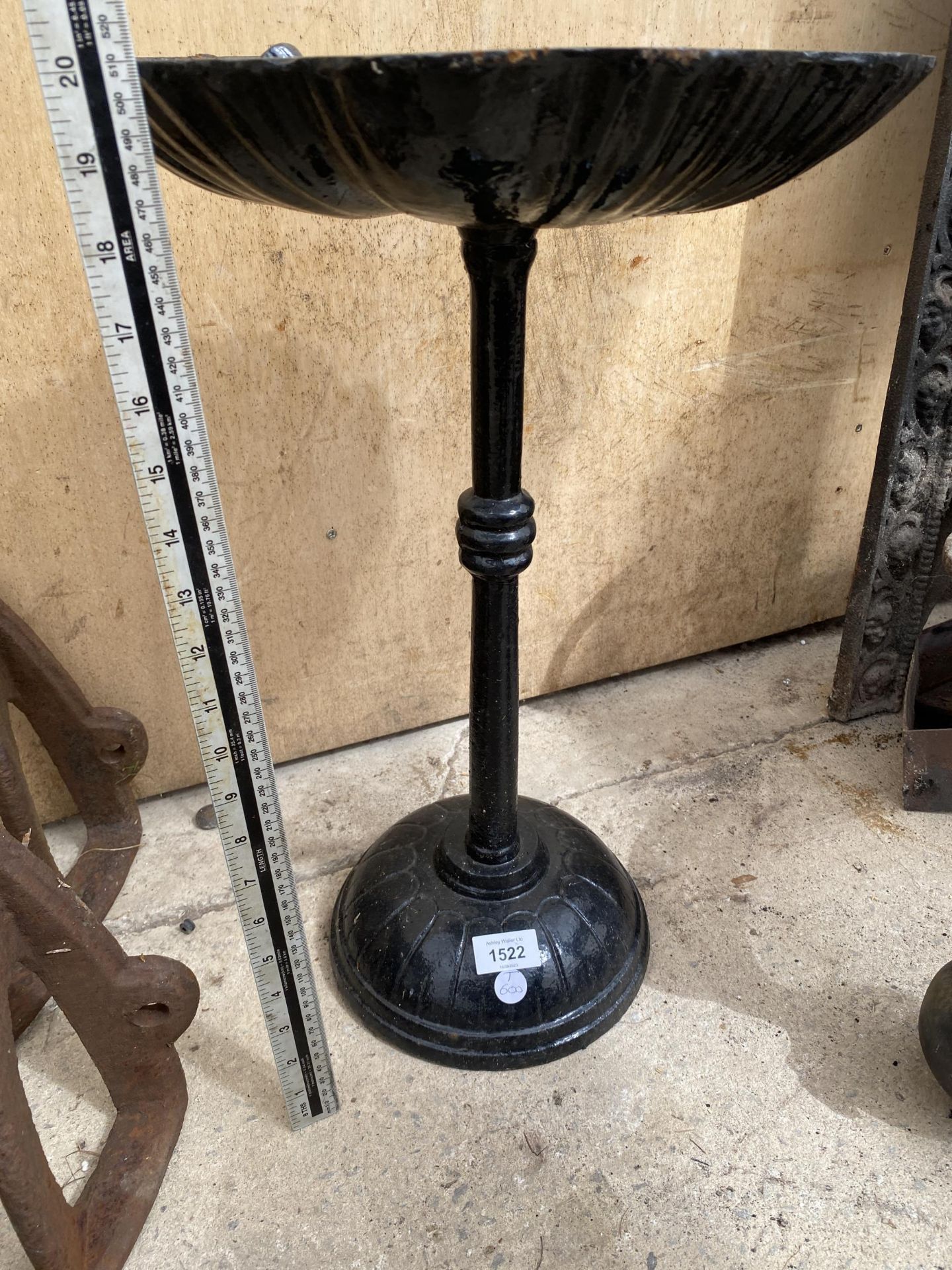 A VINTAGE HEAVY CAST IRON BIRD BATH WITH BIRD DESIGN TOP - Image 2 of 3