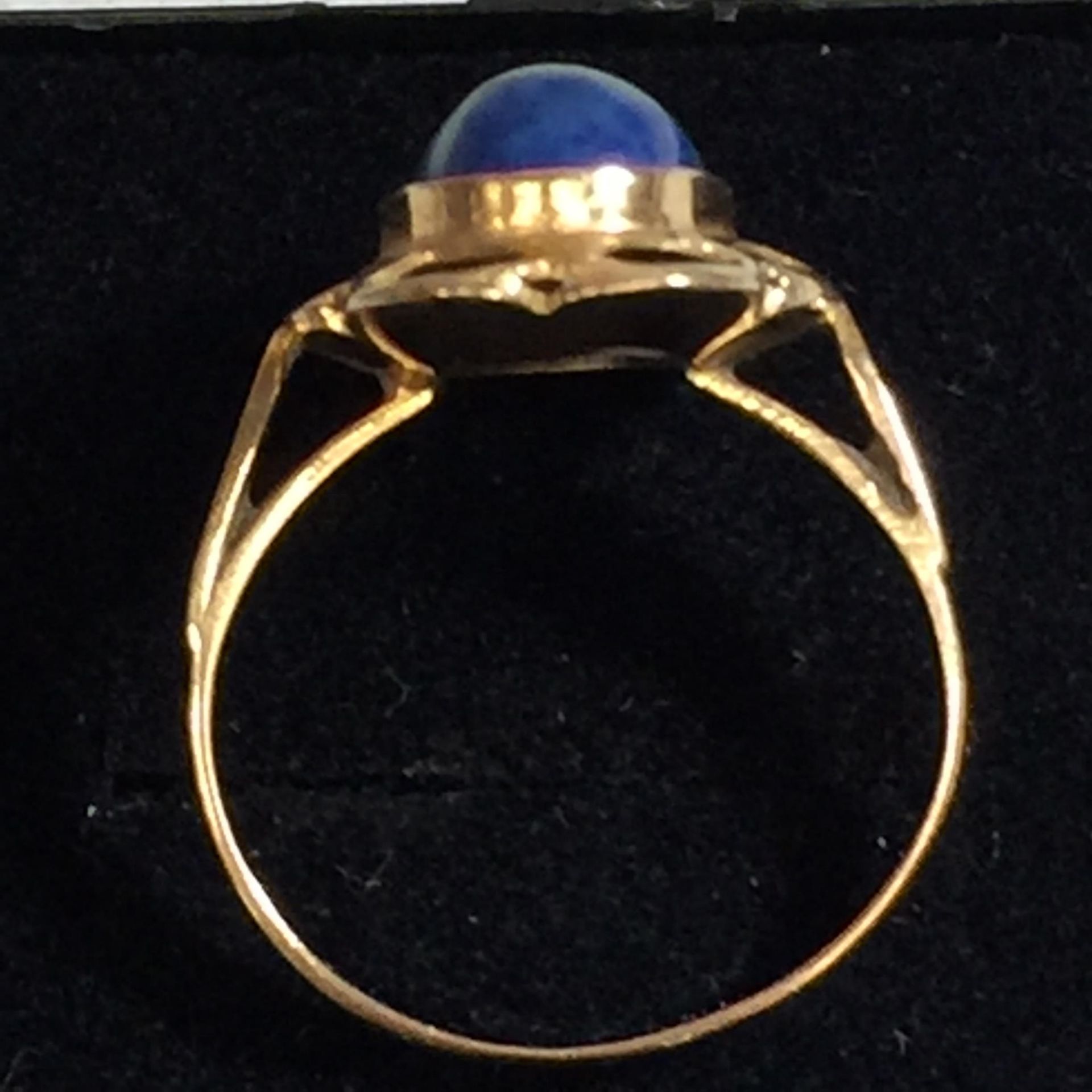 A 15CT GOLD LAPIS LAZULI RING, WEIGHT 5G, SIZE L AND A HALF - Image 2 of 3