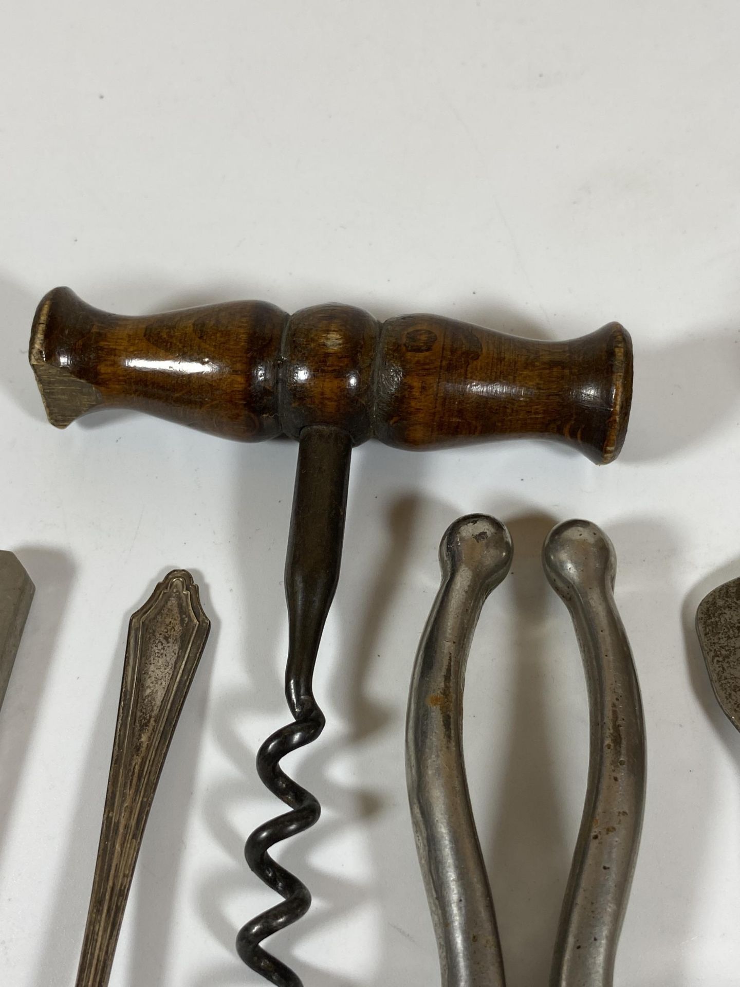 A MIXED LOT TO INCLUDE HALLMARKED SILVER TEASPOON, FRUITWOOD CORKSCREW ETC - Image 3 of 4