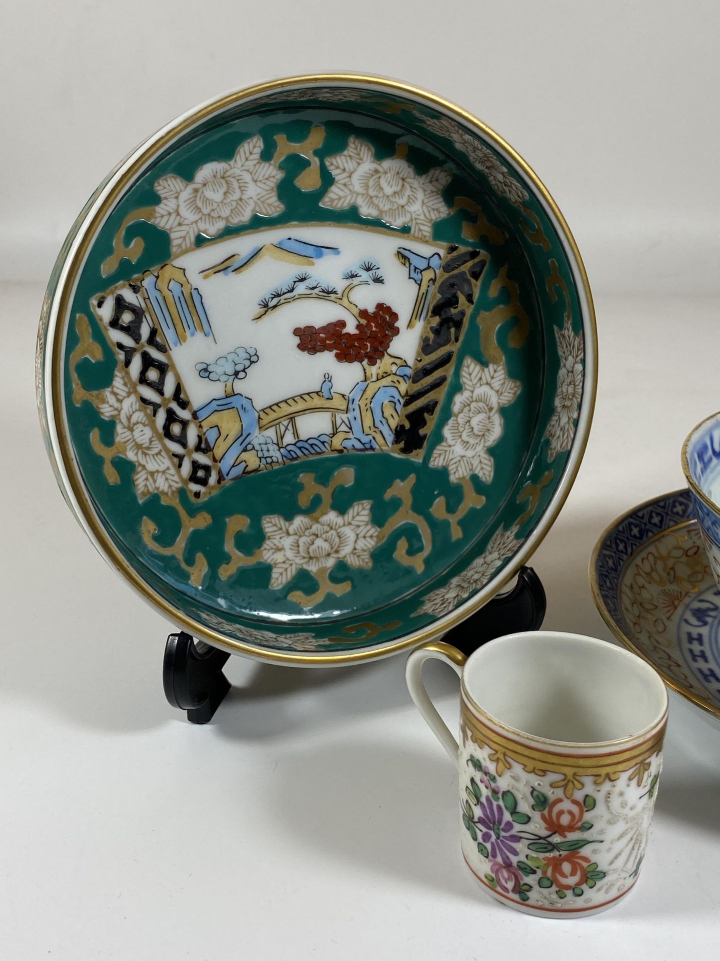 A GROUP OF ORIENTAL PORCELAIN, JAPANESE GOLD IMARI DISH, RICE DISH SET WITH DRAGON DESIGN AND - Image 2 of 5