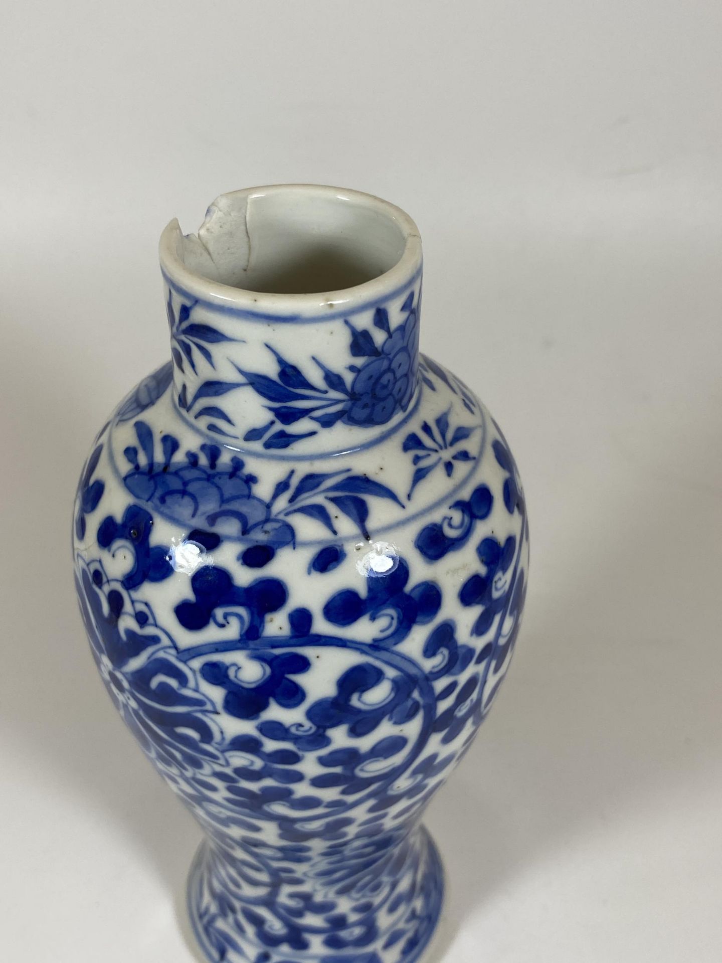 A LATE 19TH CENTURY CHINESE KANGXI STYLE BLUE AND WHITE VASE, FOUR CHARACTER MARK TO BASE, HEIGHT - Image 2 of 5