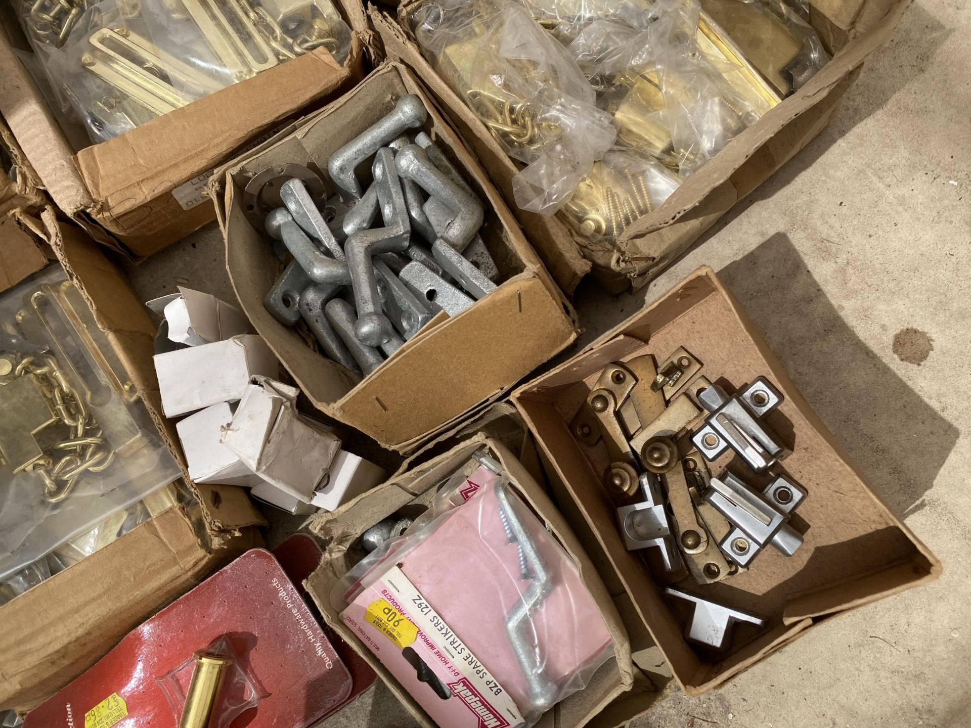 A LARGE COLLECTION OF BRASS DOOR PARTS - LOCKS ETC - Image 2 of 4