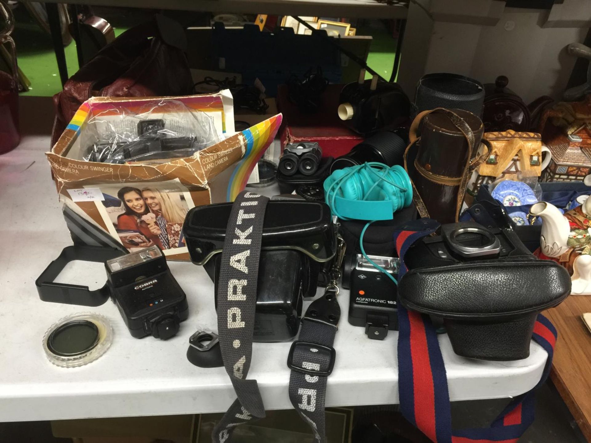 A COLLECTION OF VINTAGE CAMERAS AND ACCESSORIES TO INCLUDE PRAKTICA SUPER TL2, PENTAX ASAHI