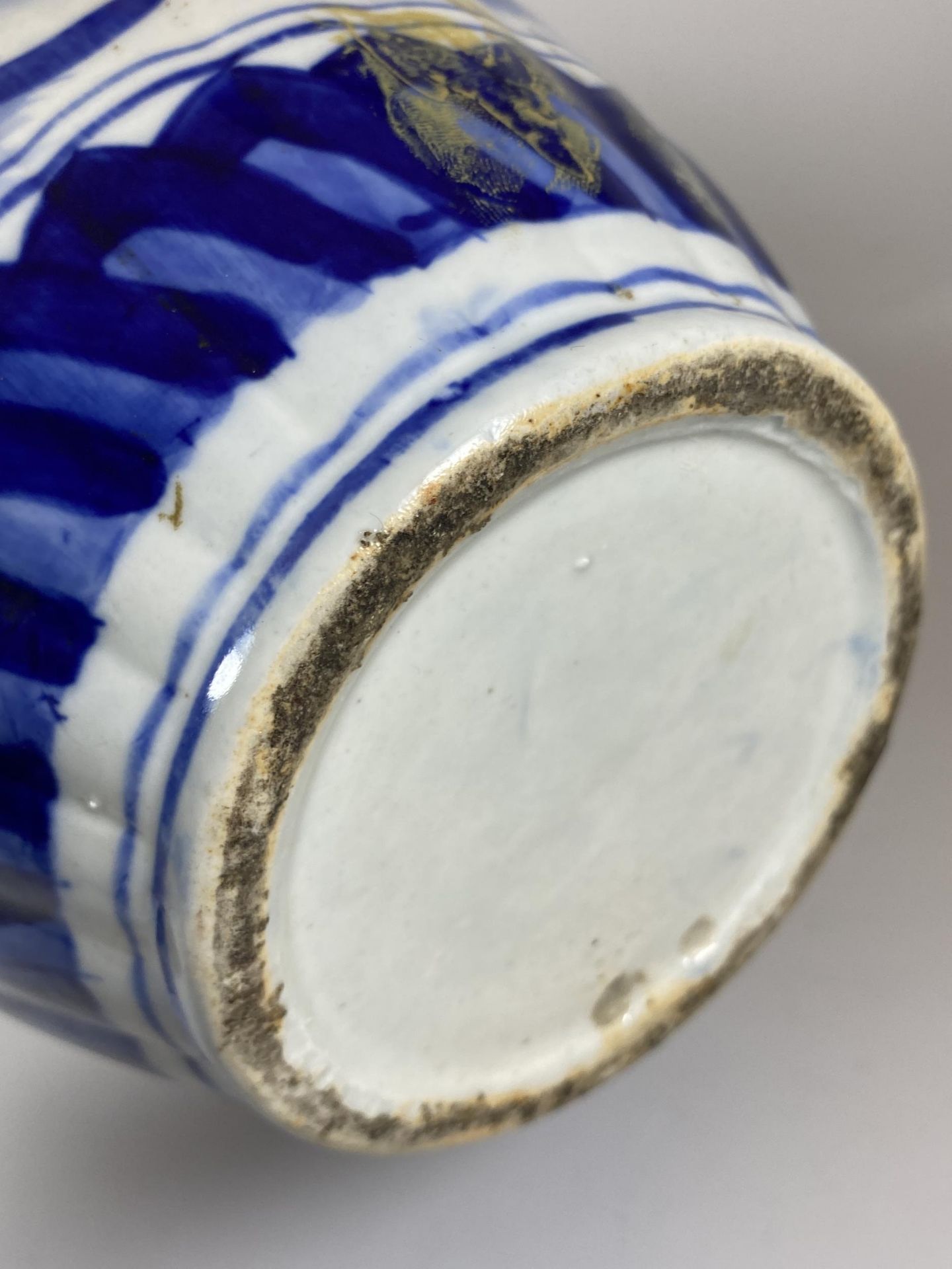 A LARGE JAPANESE MEIJI PERIOD (1868-1912) BLUE AND WHITE FLORAL DESIGN VASE WITH CONVERTED TRENCH - Image 5 of 6