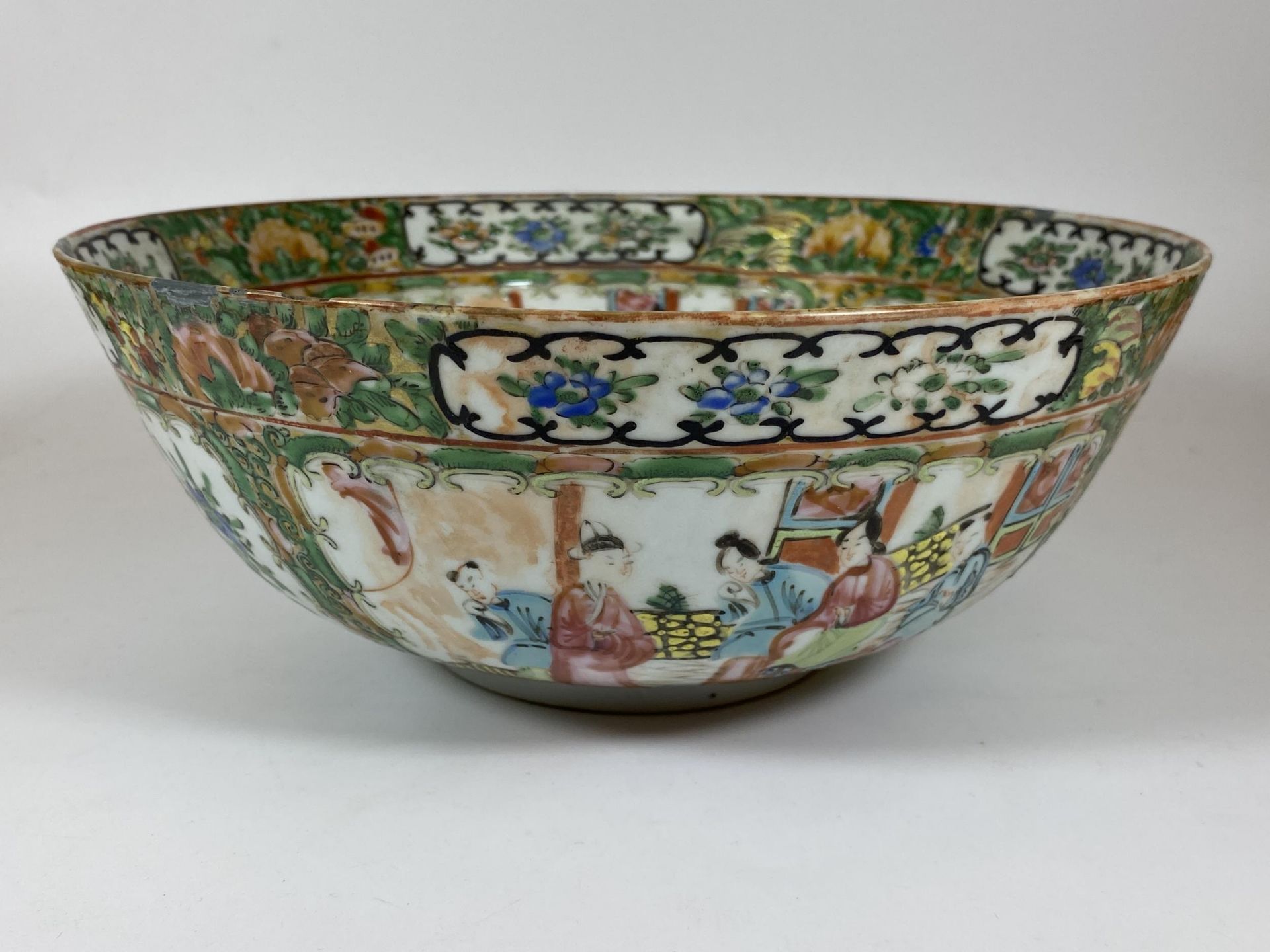 A 19TH CENTURY CHINESE CANTON FAMILLE ROSE MEDALLION FRUIT BOWL, DIAMETER 26CM, HEIGHT 10CM - Image 2 of 9