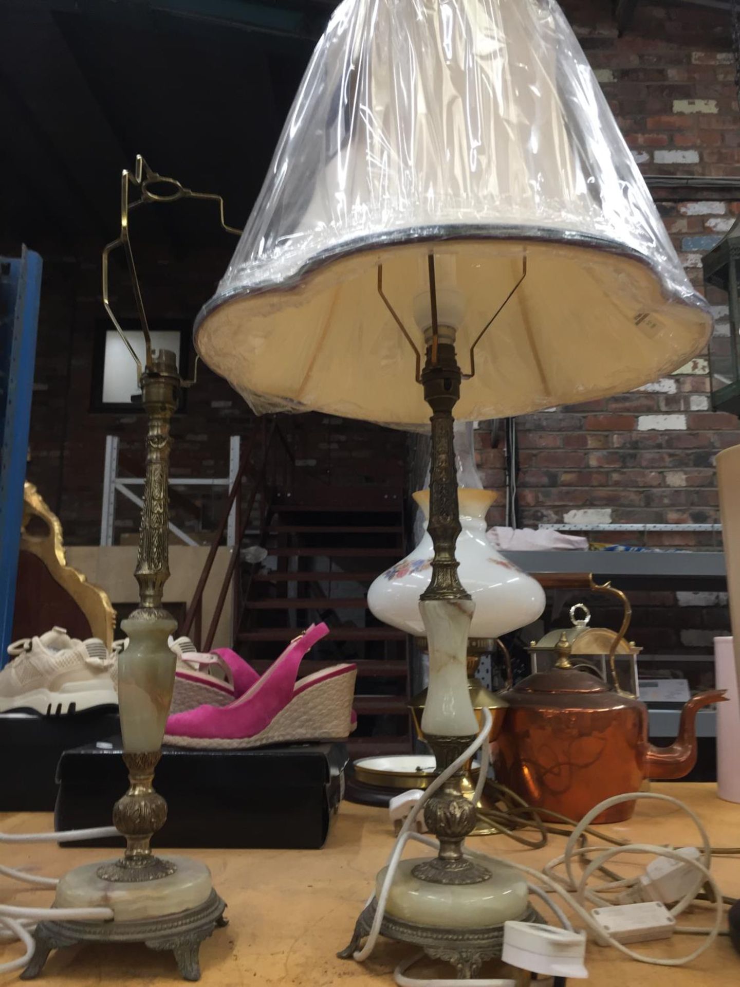 TWO VINTAGE ONYX AND BRASS TABLE LAMPS, ONE WITH A SHADE