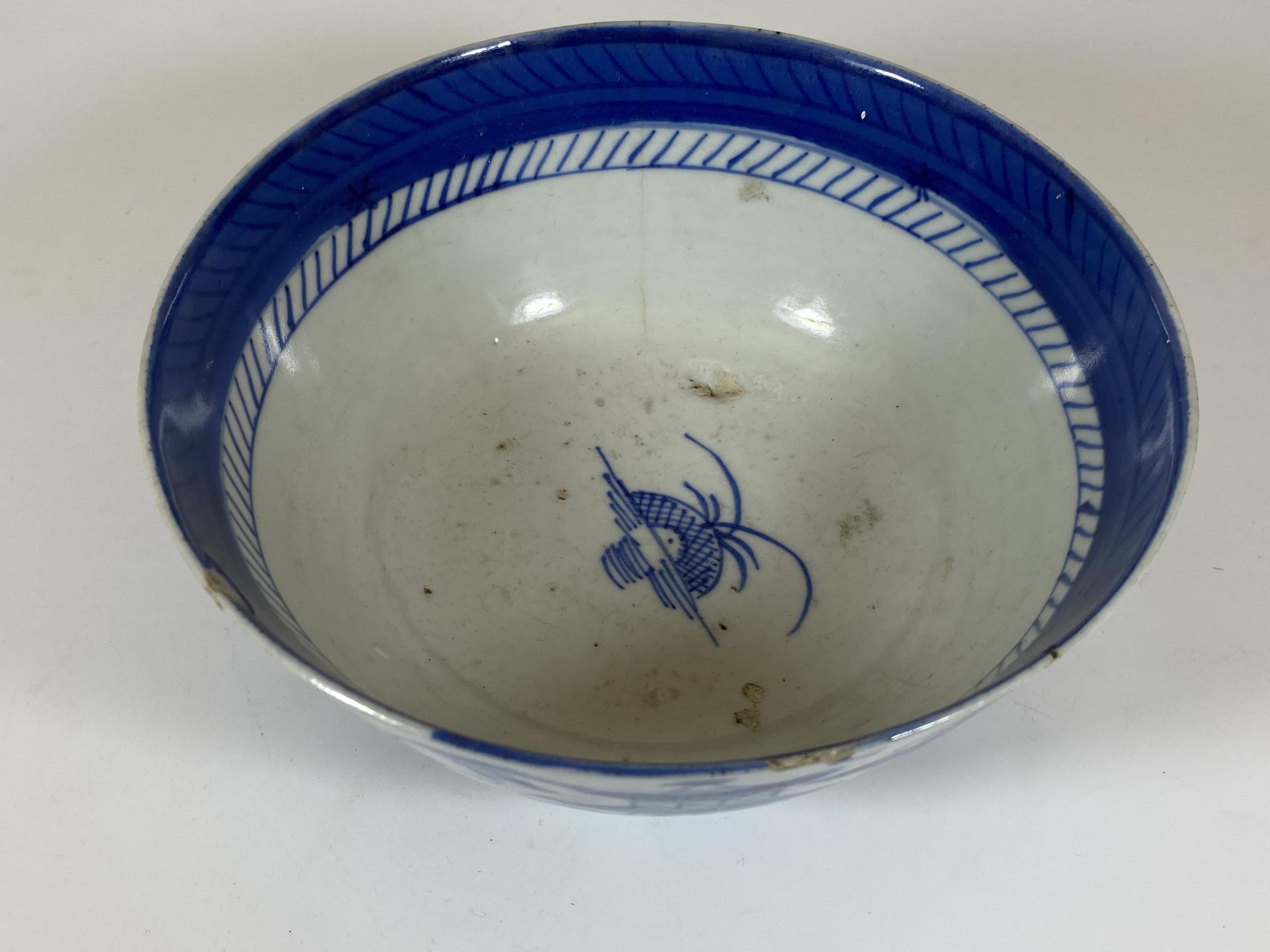 A 19TH CENTURY CHINESE BLUE AND WHITE PORCELAIN BOWL WITH PAGODA DESIGN, DIAMETER 17CM - Image 2 of 6