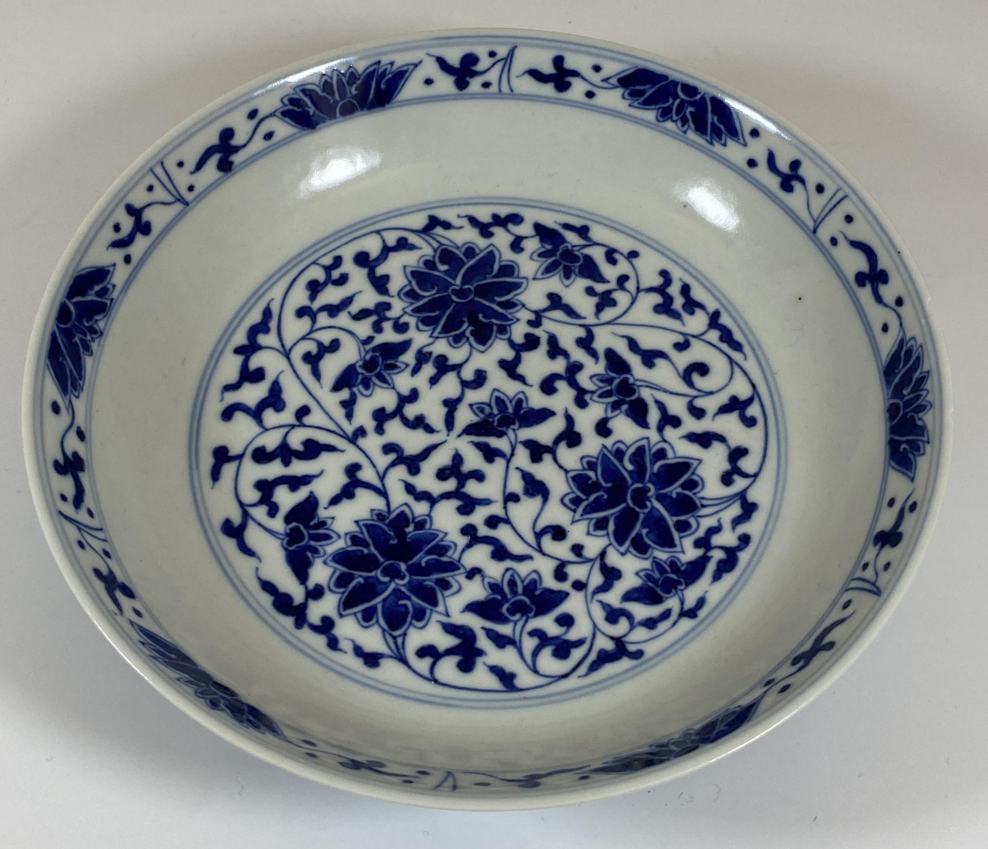 A CHINESE QIANLONG STYLE BLUE AND WHITE FLORAL BOWL / DISH, SIX CHARACTER MARK TO BASE, DIAMETER