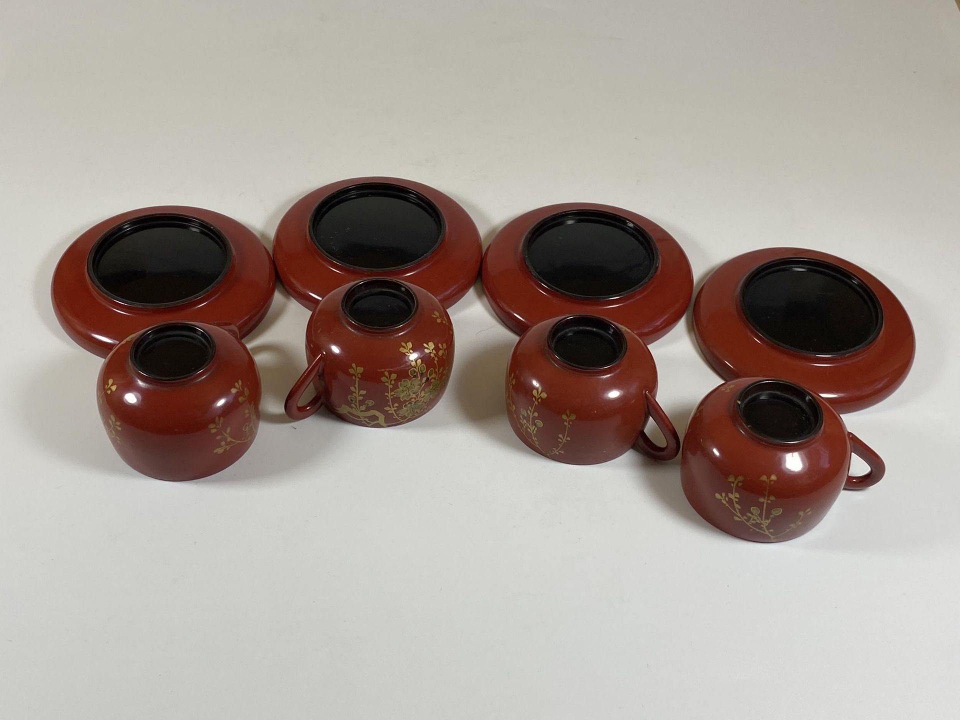 A SET OF FOUR ORIENTAL RED AND GILT LACQUERED CUPS AND SAUCERS, SAUCER DIAMETER 9.5CM - Image 4 of 6